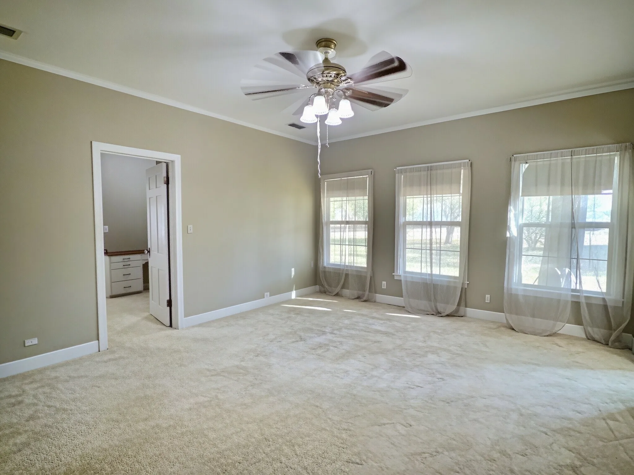 Single Family Residence For Sale in Comanche County , 941 S Texas Street, De Leon, Texas 76444, 3 Bedroom, 2 Bathroom, 2 Garage spaces, 2,900 Sqft, built in 1949, mls#21378216, Real Estate Agent in De Leon, Homes For Sale in Comanche county, Homes For Sale in De Leon, Realtor in De Leon Texas, Real Estate Brokerage Independent Realty Texas, Luminita Cordes Realtor