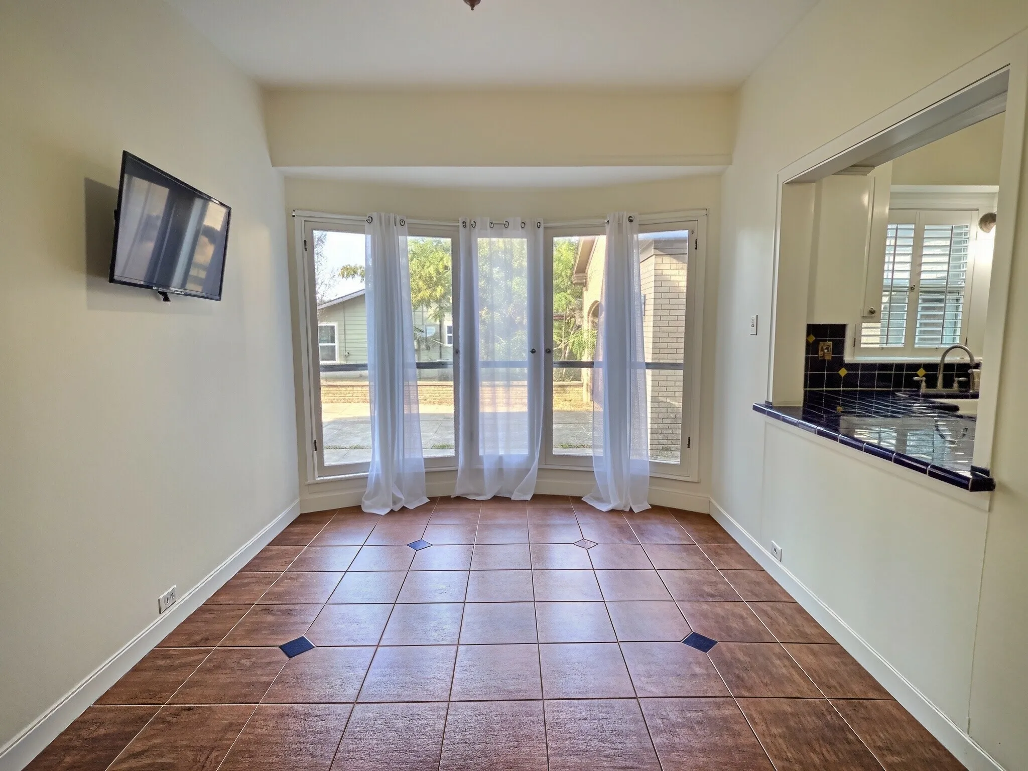 Single Family Residence For Sale in Comanche County , 941 S Texas Street, De Leon, Texas 76444, 3 Bedroom, 2 Bathroom, 2 Garage spaces, 2,900 Sqft, built in 1949, mls#21378216, Real Estate Agent in De Leon, Homes For Sale in Comanche county, Homes For Sale in De Leon, Realtor in De Leon Texas, Real Estate Brokerage Independent Realty Texas, Luminita Cordes Realtor