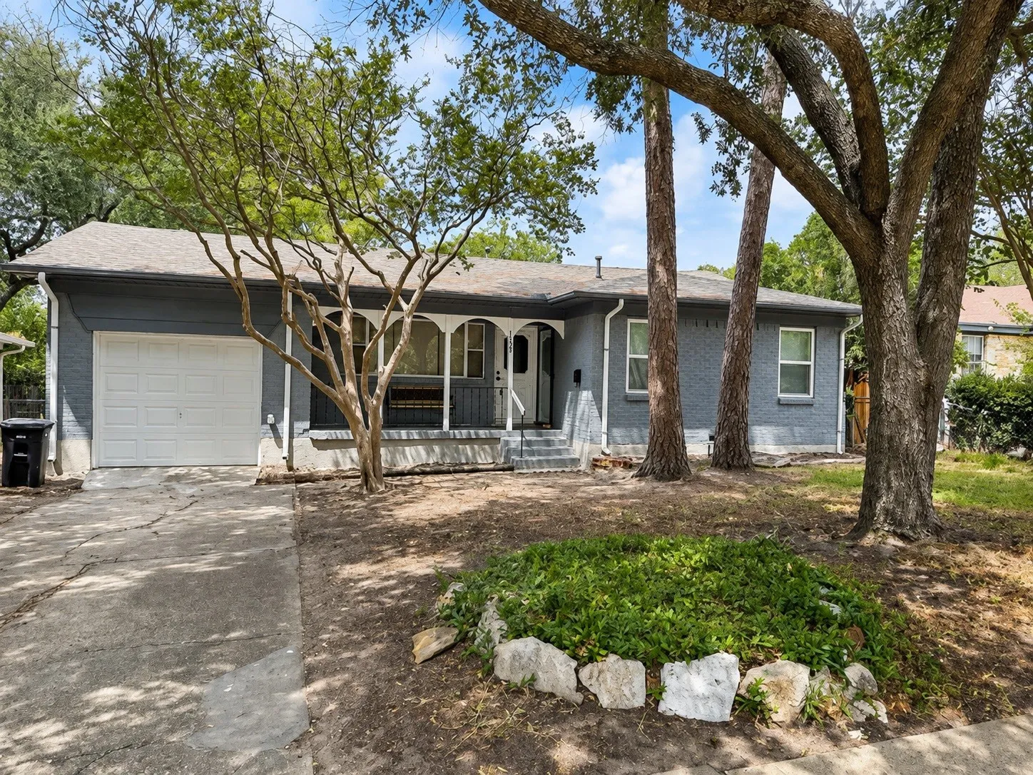 Single Family Residence For Sale in Dallas County , 1323 Crestridge Drive, Mesquite, Texas 75149, 4 Bedroom, 3 Bathroom, 1 Garage spaces, 1,194 Sqft, built in 1956, mls#21378097, Real Estate Agent in Mesquite, Homes For Sale in Dallas county, Homes For Sale in Mesquite, Realtor in Mesquite Texas, Real Estate Brokerage Independent Realty Texas, Luminita Cordes Realtor