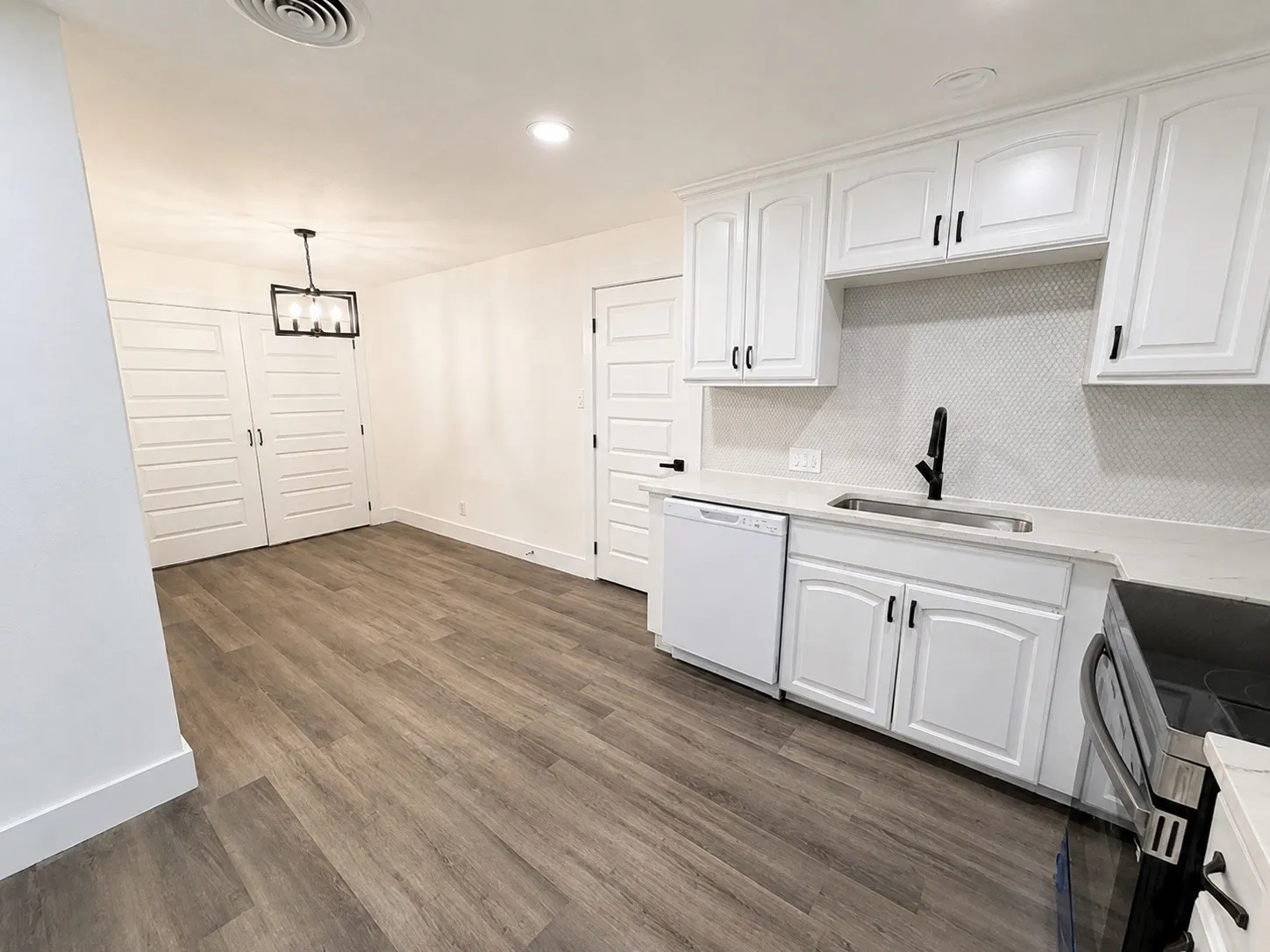 Single Family Residence For Sale in Dallas County , 1323 Crestridge Drive, Mesquite, Texas 75149, 4 Bedroom, 3 Bathroom, 1 Garage spaces, 1,194 Sqft, built in 1956, mls#21378097, Real Estate Agent in Mesquite, Homes For Sale in Dallas county, Homes For Sale in Mesquite, Realtor in Mesquite Texas, Real Estate Brokerage Independent Realty Texas, Luminita Cordes Realtor
