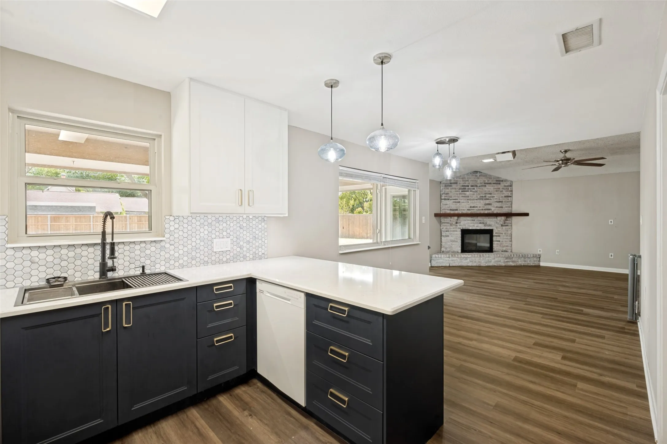 Single Family Residence For Sale in Denton County , 1909 Oak Hill Drive, Corinth, Texas 76210, 3 Bedroom, 2 Bathroom, 2 Garage spaces, 1,459 Sqft, built in 1984, mls#21378212, Real Estate Agent in Corinth, Homes For Sale in Denton county, Homes For Sale in Corinth, Realtor in Corinth Texas, Real Estate Brokerage Independent Realty Texas, Luminita Cordes Realtor