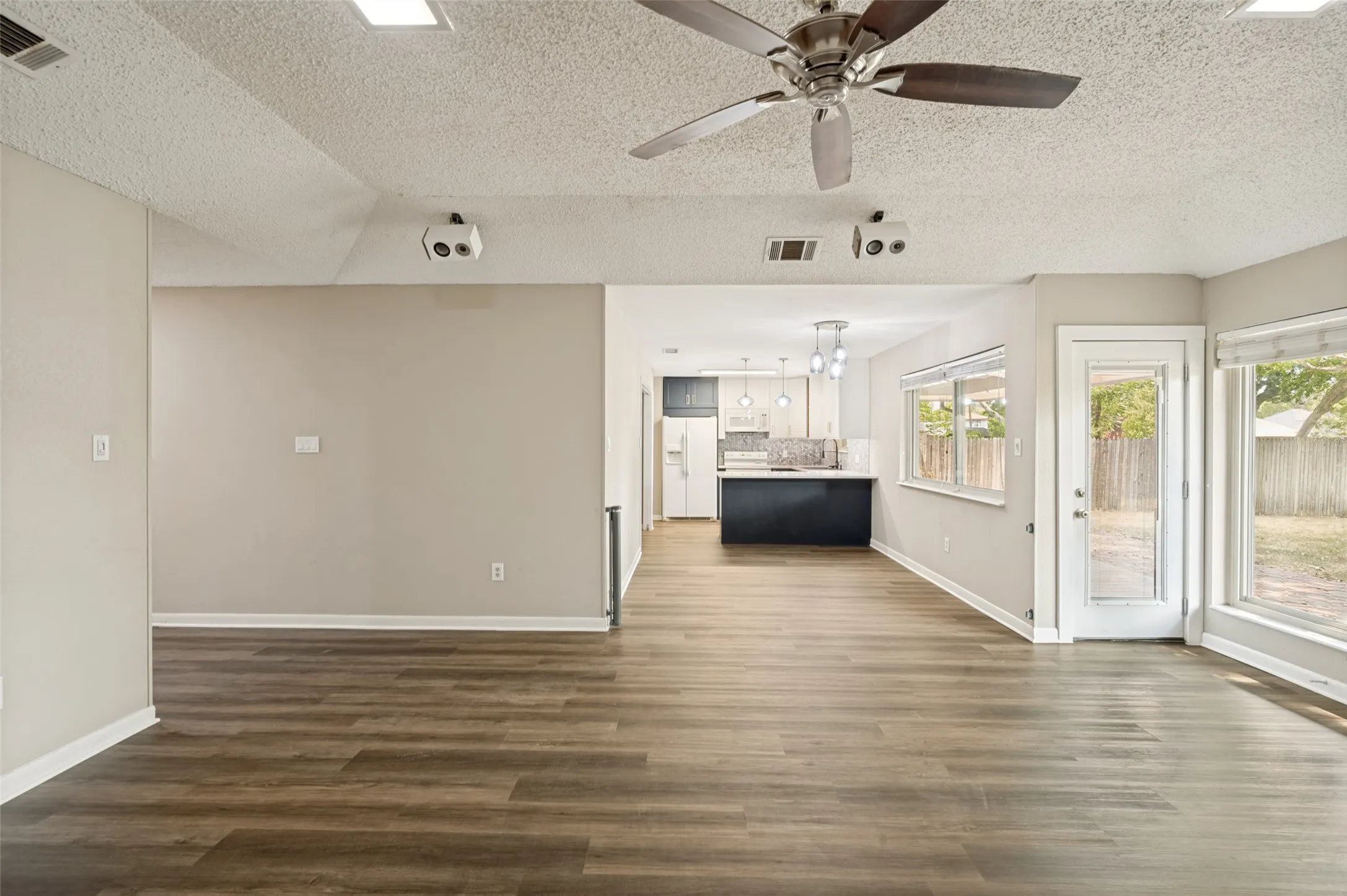Single Family Residence For Sale in Denton County , 1909 Oak Hill Drive, Corinth, Texas 76210, 3 Bedroom, 2 Bathroom, 2 Garage spaces, 1,459 Sqft, built in 1984, mls#21378212, Real Estate Agent in Corinth, Homes For Sale in Denton county, Homes For Sale in Corinth, Realtor in Corinth Texas, Real Estate Brokerage Independent Realty Texas, Luminita Cordes Realtor