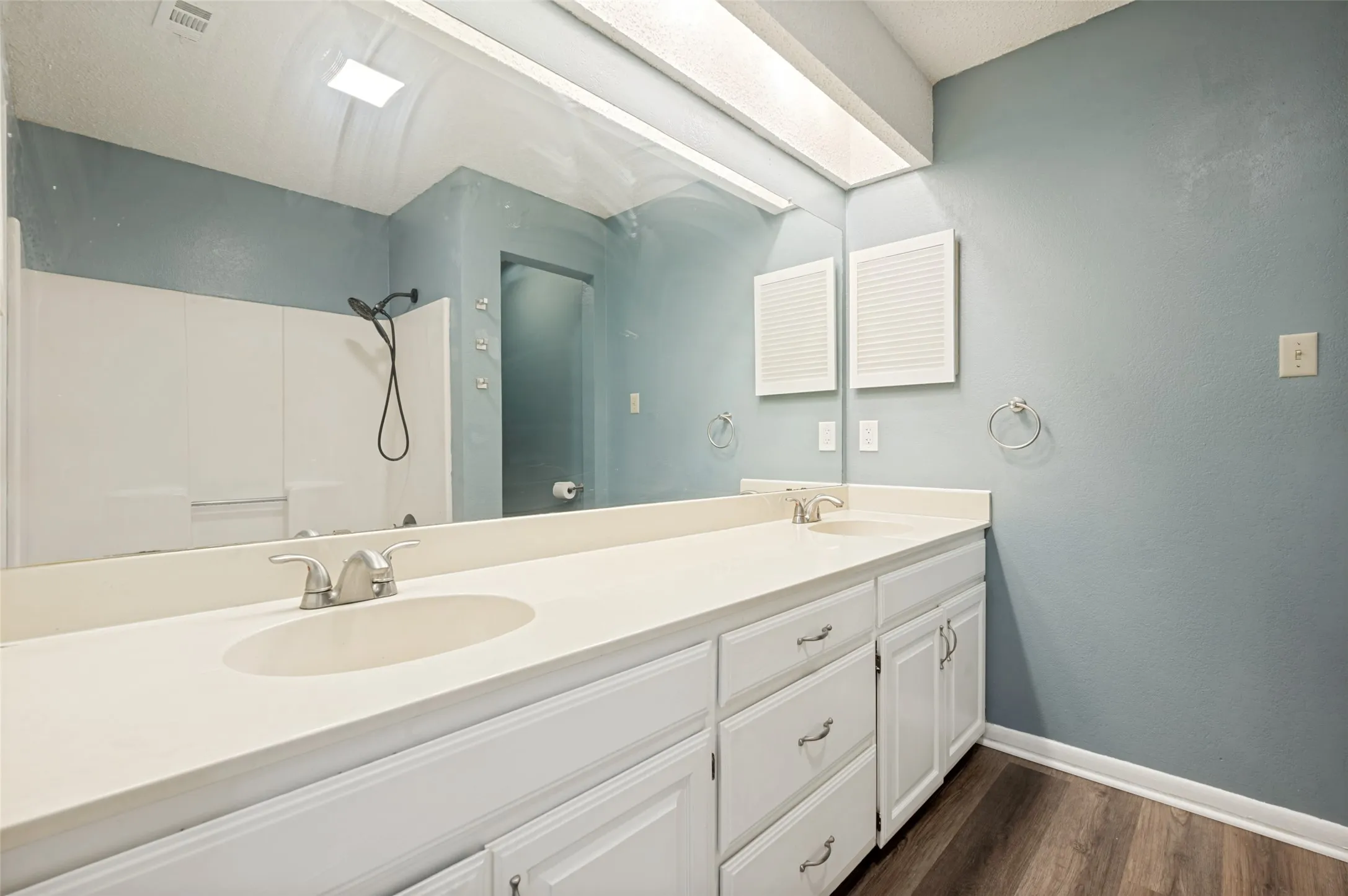 Single Family Residence For Sale in Denton County , 1909 Oak Hill Drive, Corinth, Texas 76210, 3 Bedroom, 2 Bathroom, 2 Garage spaces, 1,459 Sqft, built in 1984, mls#21378212, Real Estate Agent in Corinth, Homes For Sale in Denton county, Homes For Sale in Corinth, Realtor in Corinth Texas, Real Estate Brokerage Independent Realty Texas, Luminita Cordes Realtor