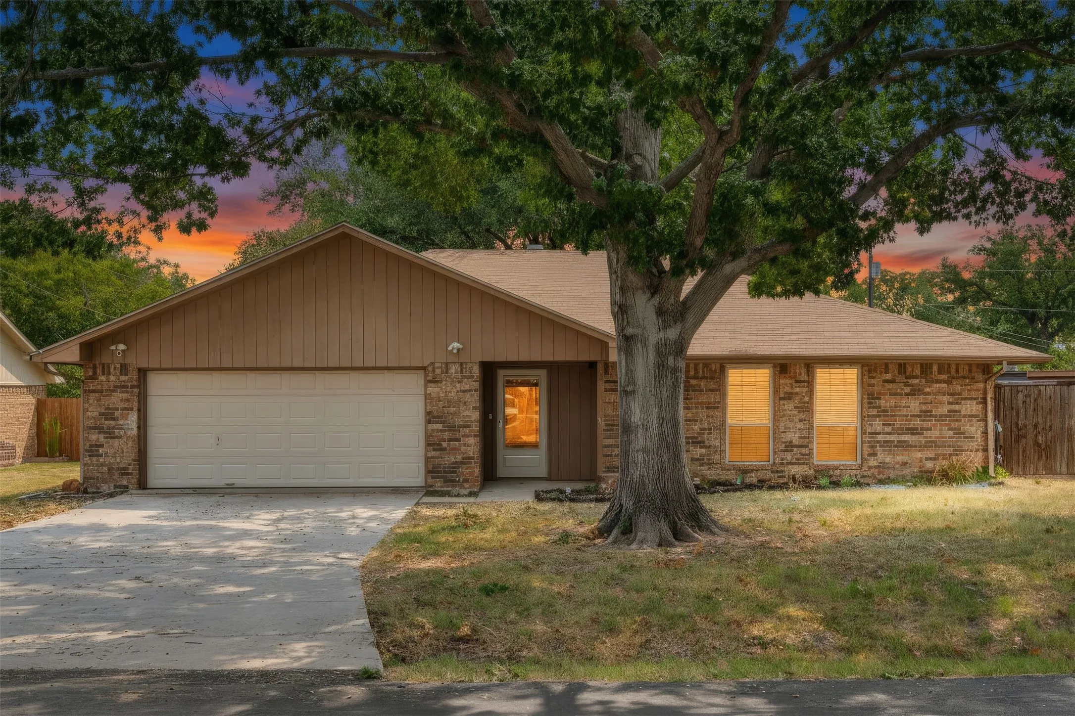 Single Family Residence For Sale in Denton County , 1909 Oak Hill Drive, Corinth, Texas 76210, 3 Bedroom, 2 Bathroom, 2 Garage spaces, 1,459 Sqft, built in 1984, mls#21378212, Real Estate Agent in Corinth, Homes For Sale in Denton county, Homes For Sale in Corinth, Realtor in Corinth Texas, Real Estate Brokerage Independent Realty Texas, Luminita Cordes Realtor
