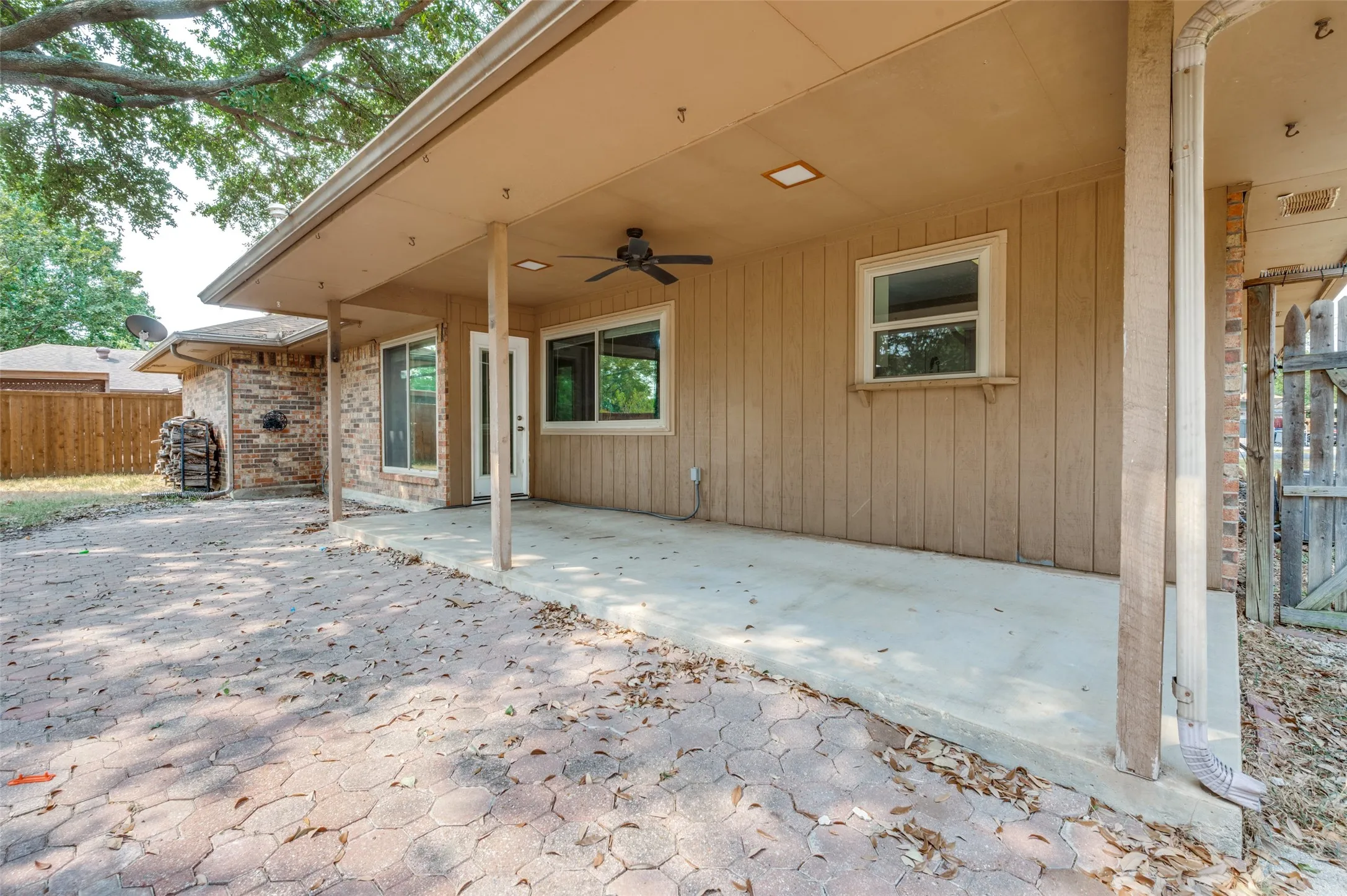 Single Family Residence For Sale in Denton County , 1909 Oak Hill Drive, Corinth, Texas 76210, 3 Bedroom, 2 Bathroom, 2 Garage spaces, 1,459 Sqft, built in 1984, mls#21378212, Real Estate Agent in Corinth, Homes For Sale in Denton county, Homes For Sale in Corinth, Realtor in Corinth Texas, Real Estate Brokerage Independent Realty Texas, Luminita Cordes Realtor
