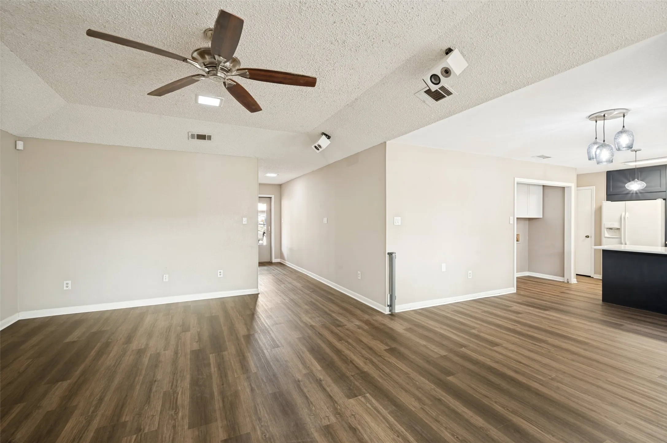 Single Family Residence For Sale in Denton County , 1909 Oak Hill Drive, Corinth, Texas 76210, 3 Bedroom, 2 Bathroom, 2 Garage spaces, 1,459 Sqft, built in 1984, mls#21378212, Real Estate Agent in Corinth, Homes For Sale in Denton county, Homes For Sale in Corinth, Realtor in Corinth Texas, Real Estate Brokerage Independent Realty Texas, Luminita Cordes Realtor