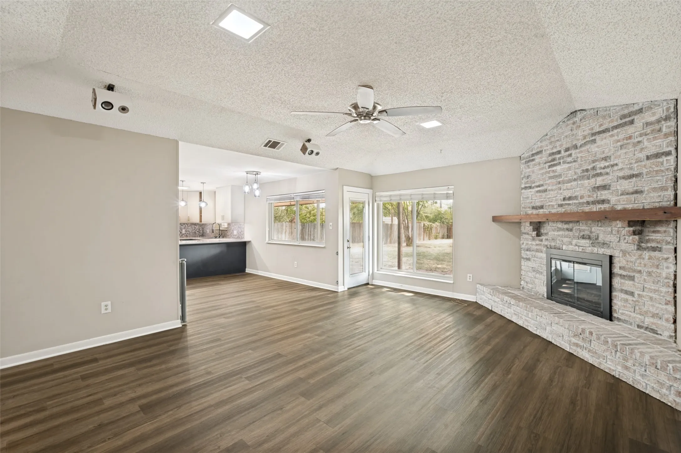 Single Family Residence For Sale in Denton County , 1909 Oak Hill Drive, Corinth, Texas 76210, 3 Bedroom, 2 Bathroom, 2 Garage spaces, 1,459 Sqft, built in 1984, mls#21378212, Real Estate Agent in Corinth, Homes For Sale in Denton county, Homes For Sale in Corinth, Realtor in Corinth Texas, Real Estate Brokerage Independent Realty Texas, Luminita Cordes Realtor
