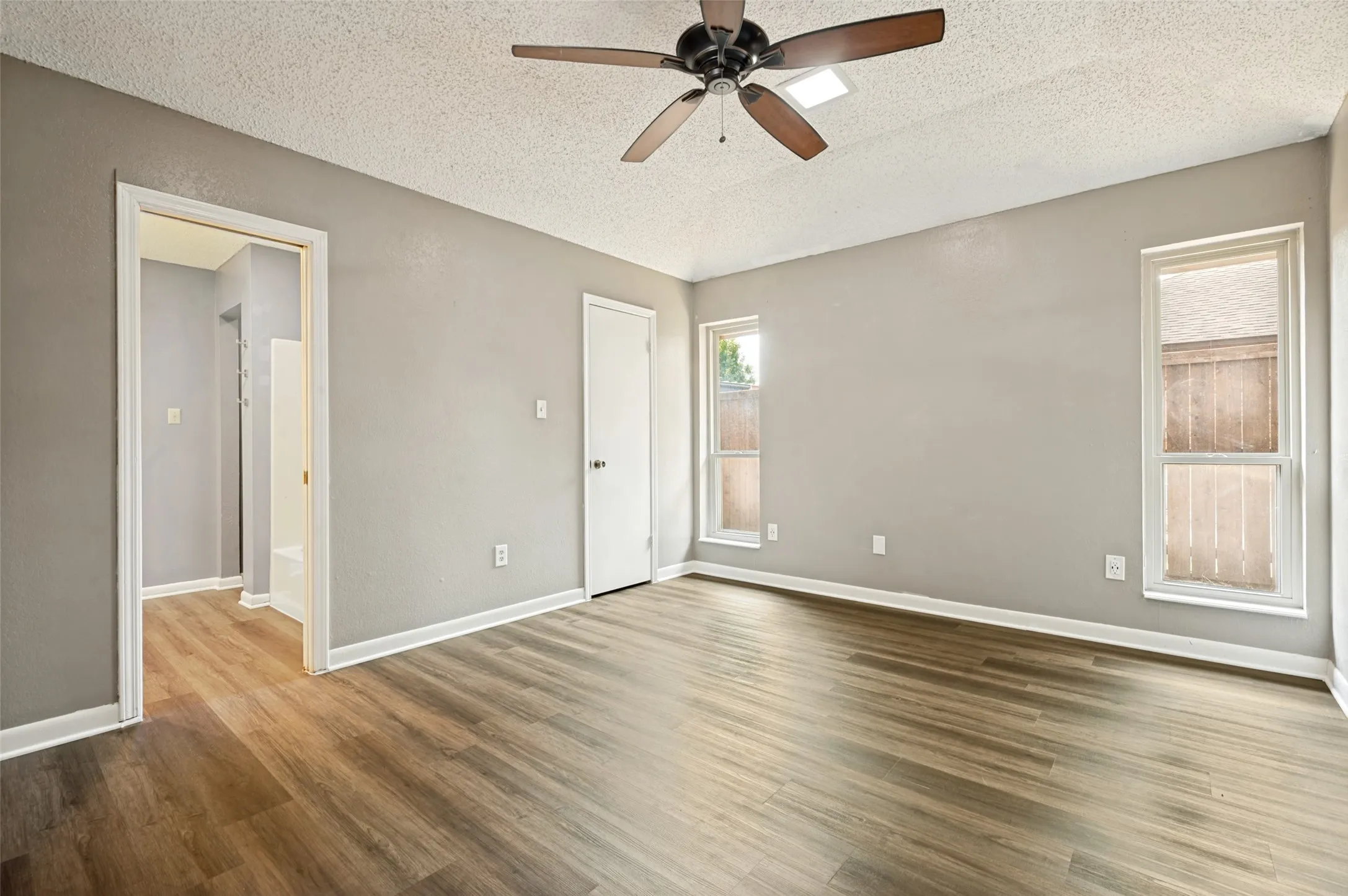 Single Family Residence For Sale in Denton County , 1909 Oak Hill Drive, Corinth, Texas 76210, 3 Bedroom, 2 Bathroom, 2 Garage spaces, 1,459 Sqft, built in 1984, mls#21378212, Real Estate Agent in Corinth, Homes For Sale in Denton county, Homes For Sale in Corinth, Realtor in Corinth Texas, Real Estate Brokerage Independent Realty Texas, Luminita Cordes Realtor