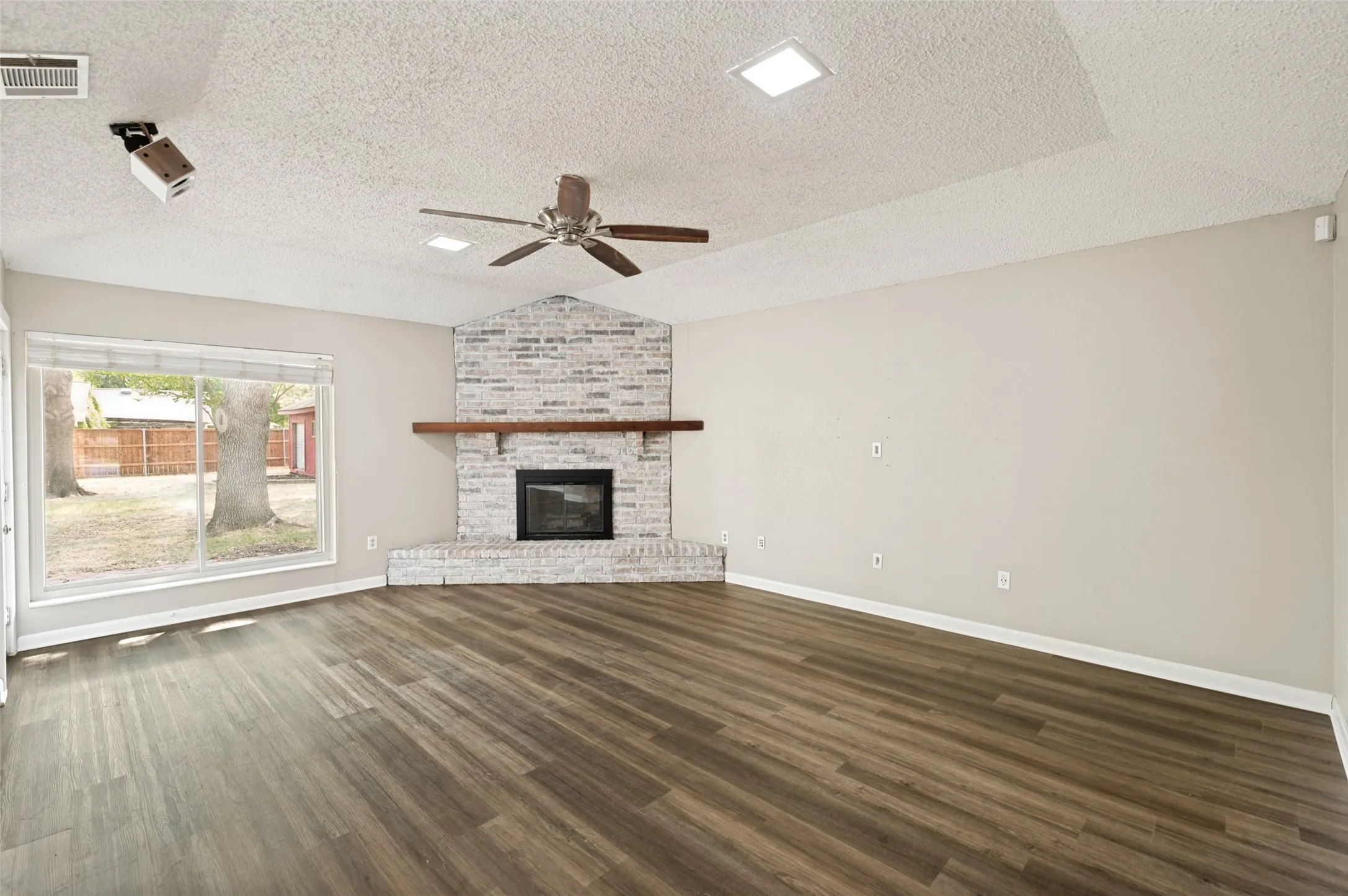Single Family Residence For Sale in Denton County , 1909 Oak Hill Drive, Corinth, Texas 76210, 3 Bedroom, 2 Bathroom, 2 Garage spaces, 1,459 Sqft, built in 1984, mls#21378212, Real Estate Agent in Corinth, Homes For Sale in Denton county, Homes For Sale in Corinth, Realtor in Corinth Texas, Real Estate Brokerage Independent Realty Texas, Luminita Cordes Realtor