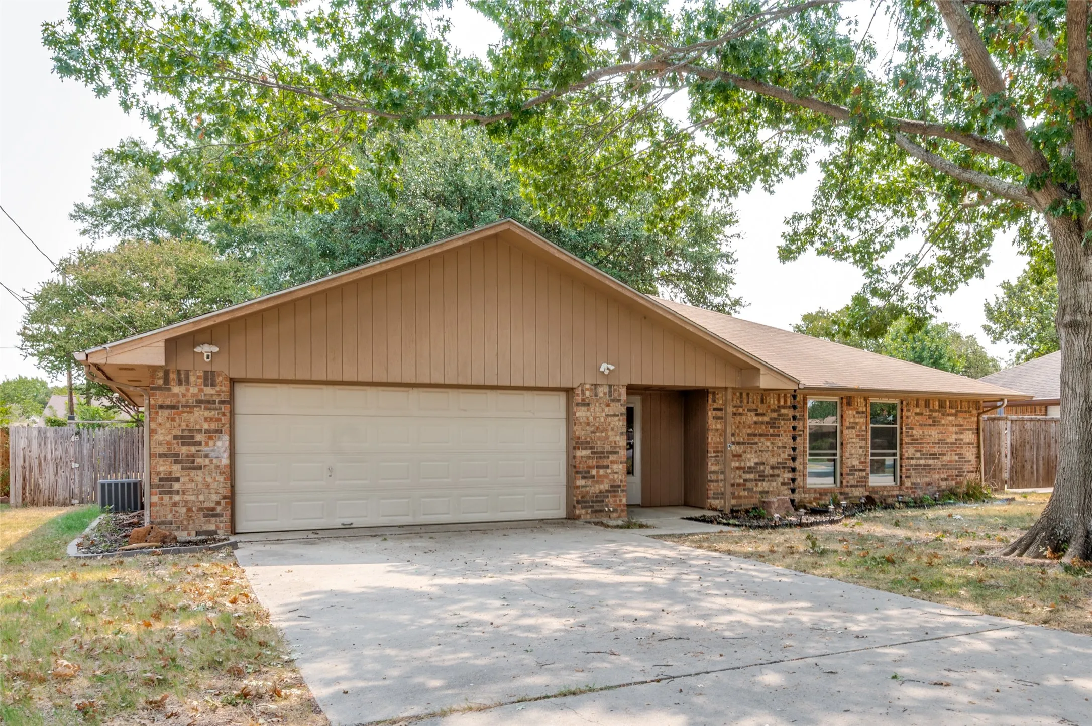 Single Family Residence For Sale in Denton County , 1909 Oak Hill Drive, Corinth, Texas 76210, 3 Bedroom, 2 Bathroom, 2 Garage spaces, 1,459 Sqft, built in 1984, mls#21378212, Real Estate Agent in Corinth, Homes For Sale in Denton county, Homes For Sale in Corinth, Realtor in Corinth Texas, Real Estate Brokerage Independent Realty Texas, Luminita Cordes Realtor