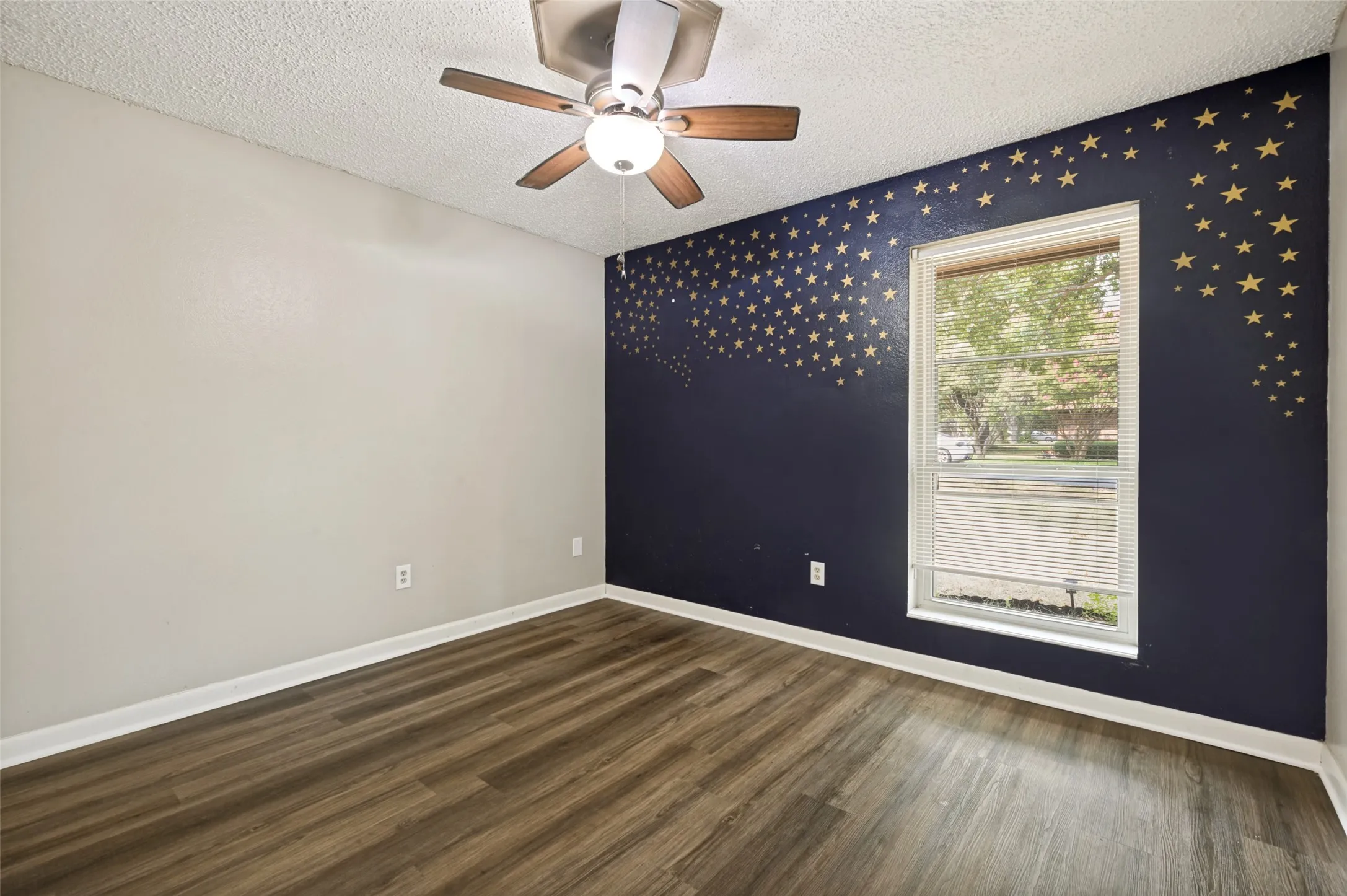 Single Family Residence For Sale in Denton County , 1909 Oak Hill Drive, Corinth, Texas 76210, 3 Bedroom, 2 Bathroom, 2 Garage spaces, 1,459 Sqft, built in 1984, mls#21378212, Real Estate Agent in Corinth, Homes For Sale in Denton county, Homes For Sale in Corinth, Realtor in Corinth Texas, Real Estate Brokerage Independent Realty Texas, Luminita Cordes Realtor