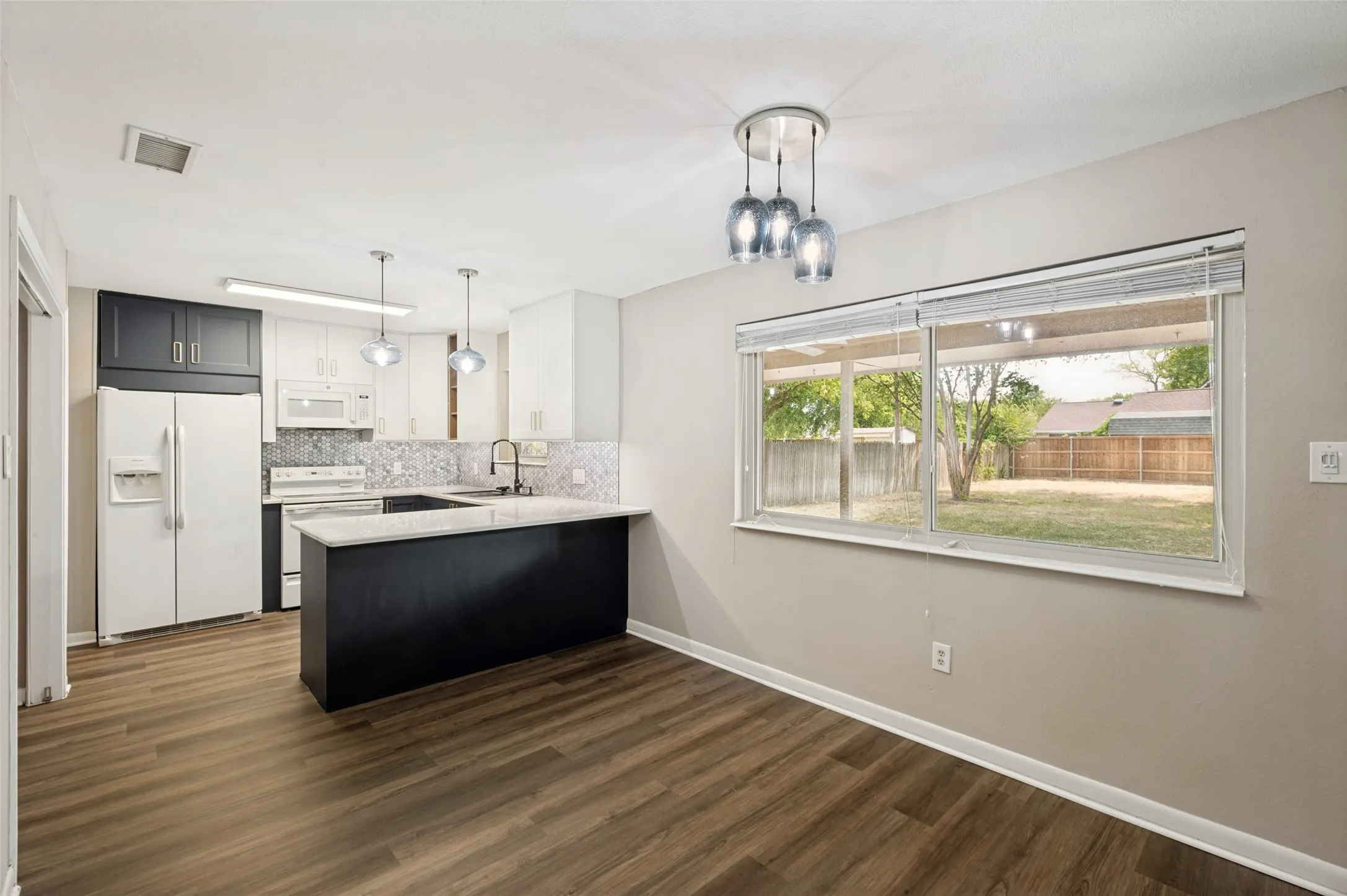Single Family Residence For Sale in Denton County , 1909 Oak Hill Drive, Corinth, Texas 76210, 3 Bedroom, 2 Bathroom, 2 Garage spaces, 1,459 Sqft, built in 1984, mls#21378212, Real Estate Agent in Corinth, Homes For Sale in Denton county, Homes For Sale in Corinth, Realtor in Corinth Texas, Real Estate Brokerage Independent Realty Texas, Luminita Cordes Realtor