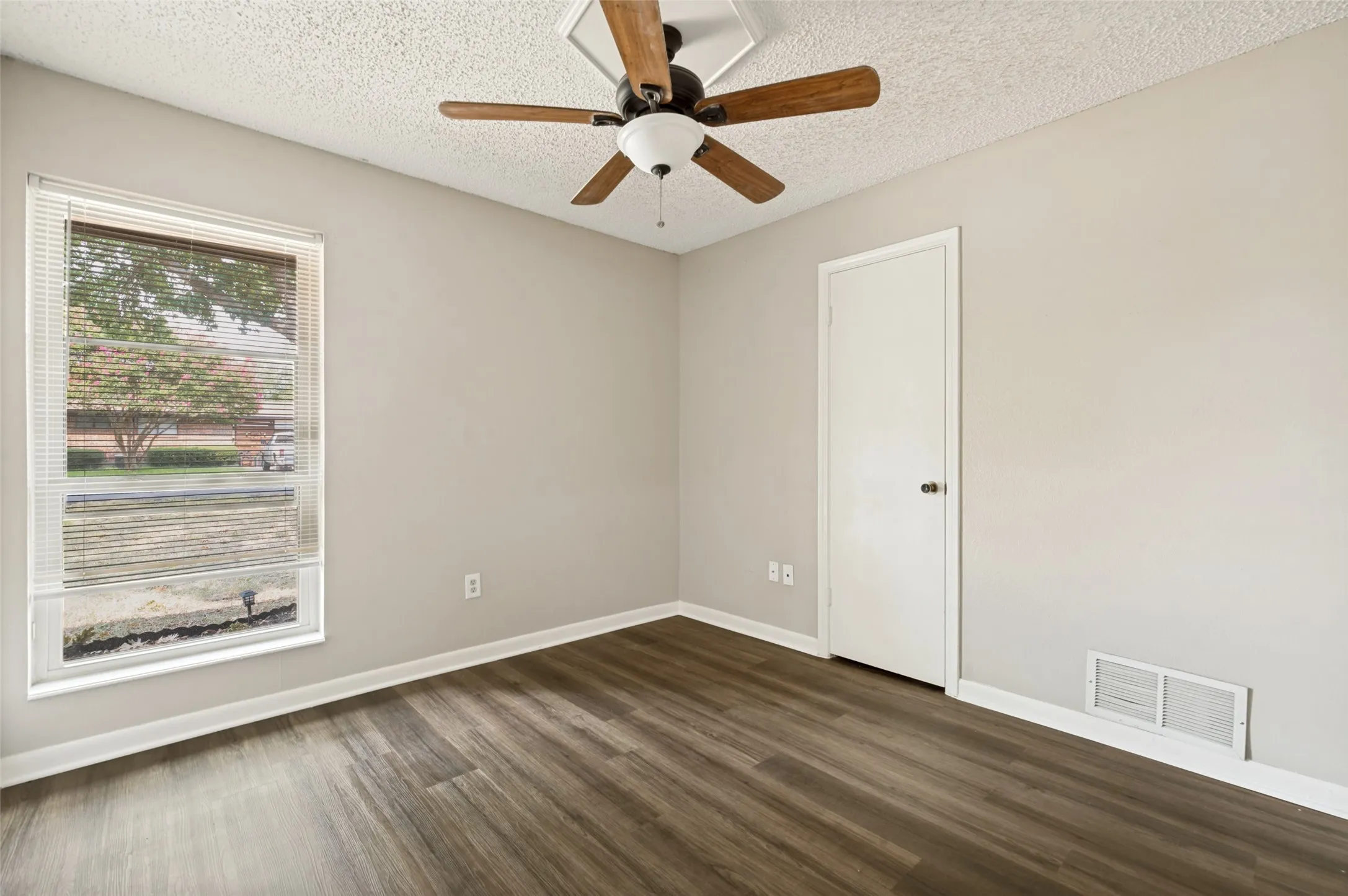 Single Family Residence For Sale in Denton County , 1909 Oak Hill Drive, Corinth, Texas 76210, 3 Bedroom, 2 Bathroom, 2 Garage spaces, 1,459 Sqft, built in 1984, mls#21378212, Real Estate Agent in Corinth, Homes For Sale in Denton county, Homes For Sale in Corinth, Realtor in Corinth Texas, Real Estate Brokerage Independent Realty Texas, Luminita Cordes Realtor