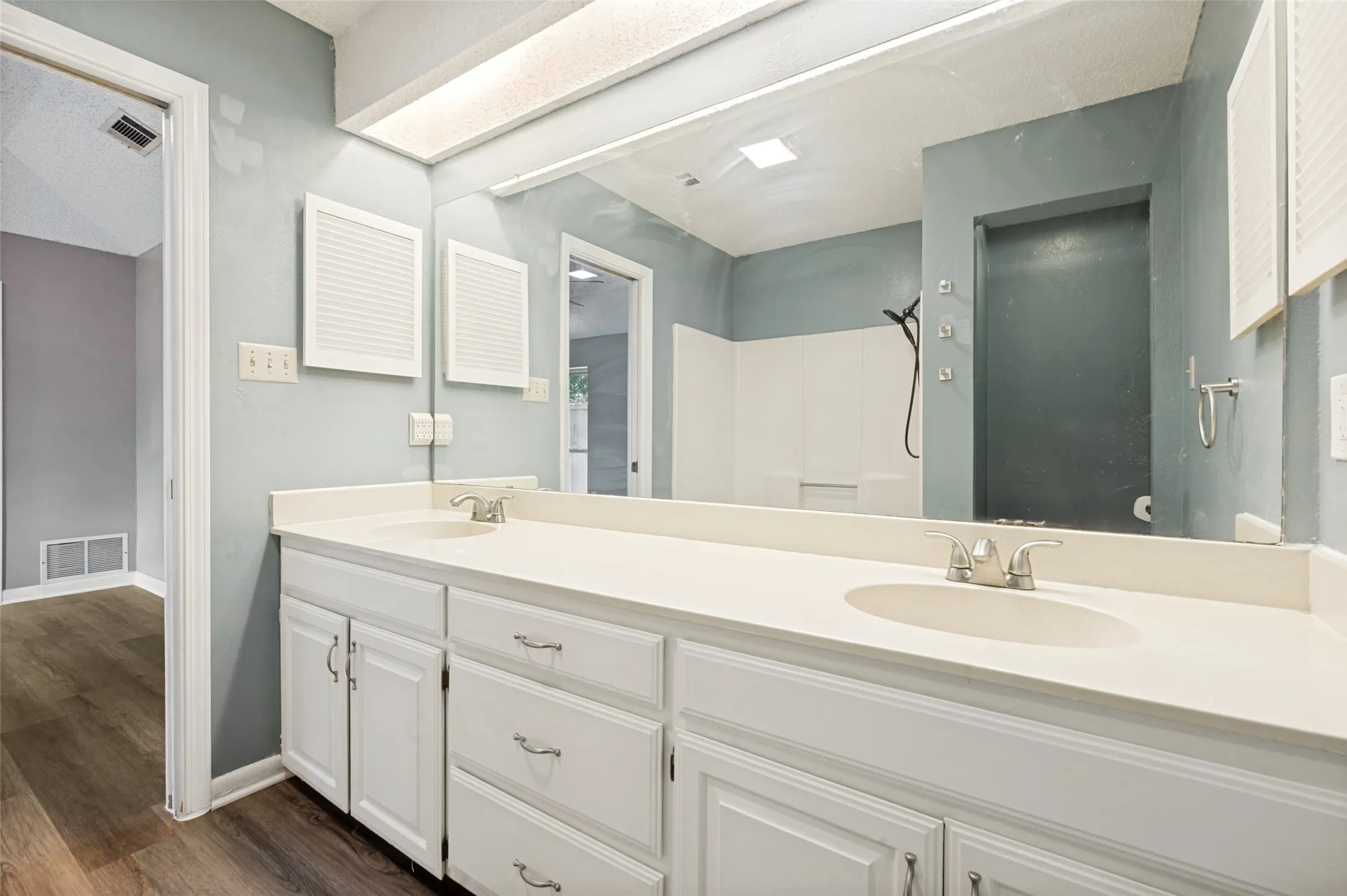 Single Family Residence For Sale in Denton County , 1909 Oak Hill Drive, Corinth, Texas 76210, 3 Bedroom, 2 Bathroom, 2 Garage spaces, 1,459 Sqft, built in 1984, mls#21378212, Real Estate Agent in Corinth, Homes For Sale in Denton county, Homes For Sale in Corinth, Realtor in Corinth Texas, Real Estate Brokerage Independent Realty Texas, Luminita Cordes Realtor