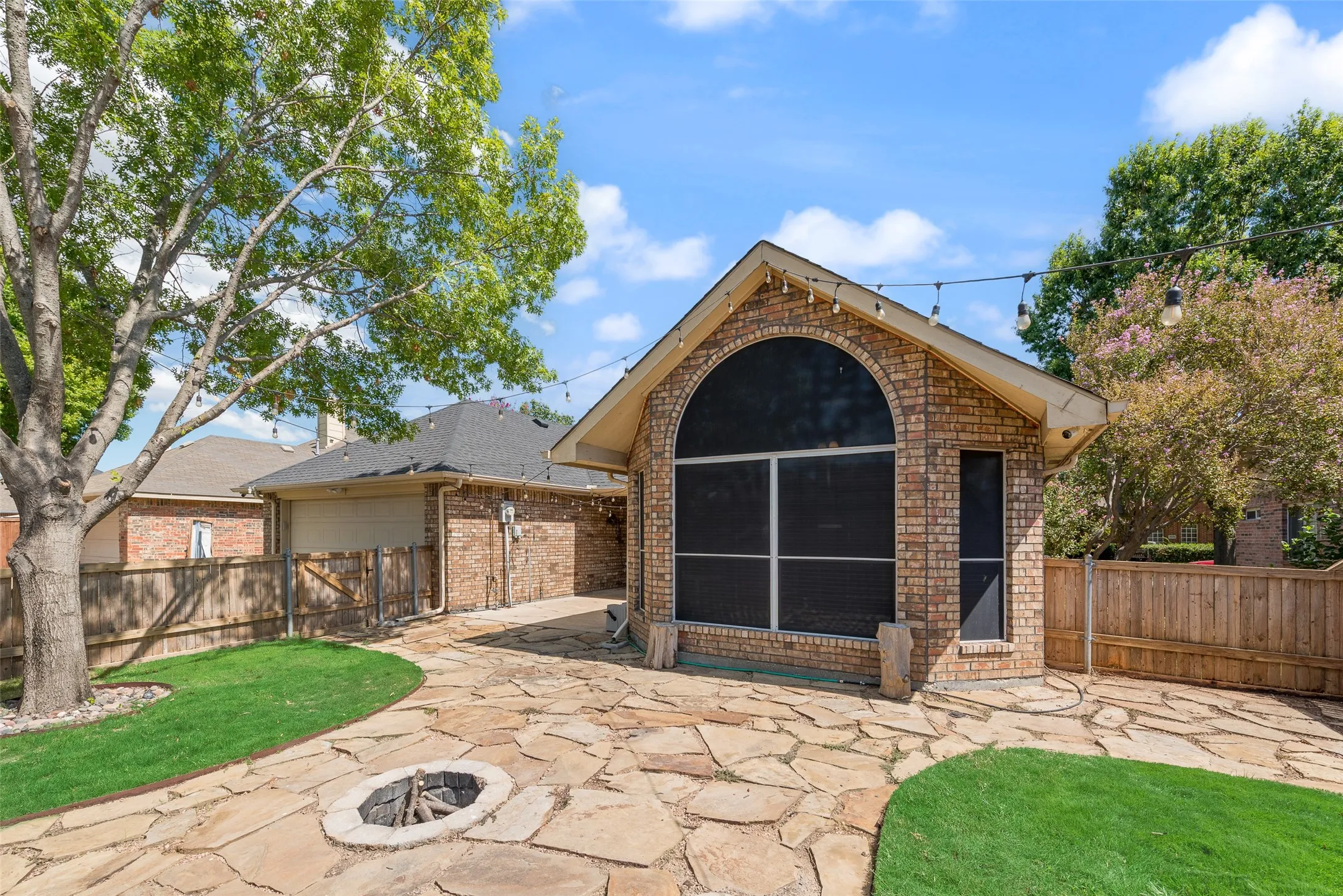 Single Family Residence For Rent in Rockwall County , 2893 Hampshire Lane, Rockwall, Texas 75032, 4 Bedroom, 2 Bathroom, 2 Garage spaces, 2,193 Sqft, built in 2000, mls#21378202, Real Estate Agent in Rockwall, Homes For Rent in Rockwall county, Homes For Rent in Rockwall, Realtor in Rockwall Texas, Real Estate Brokerage Independent Realty Texas, Luminita Cordes Realtor