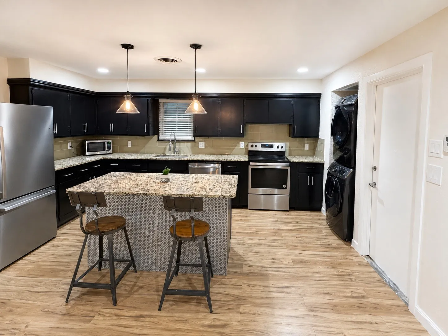 Single Family Residence For Sale in Tarrant County , 4633 Diaz Avenue, Fort Worth, Texas 76107, 2 Bedroom, 2 Bathroom, 1 Garage spaces, 1,387 Sqft, built in 1956, mls#21376943, Real Estate Agent in Fort Worth, Homes For Sale in Tarrant county, Homes For Sale in Fort Worth, Realtor in Fort Worth Texas, Real Estate Brokerage Independent Realty Texas, Luminita Cordes Realtor