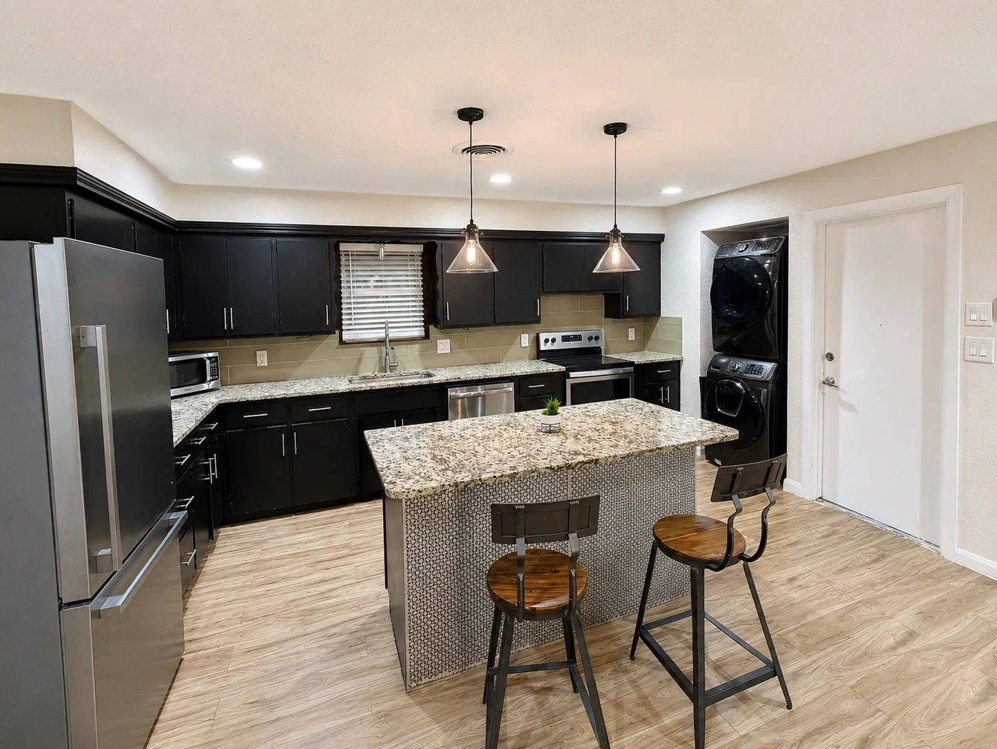 Single Family Residence For Sale in Tarrant County , 4633 Diaz Avenue, Fort Worth, Texas 76107, 2 Bedroom, 2 Bathroom, 1 Garage spaces, 1,387 Sqft, built in 1956, mls#21376943, Real Estate Agent in Fort Worth, Homes For Sale in Tarrant county, Homes For Sale in Fort Worth, Realtor in Fort Worth Texas, Real Estate Brokerage Independent Realty Texas, Luminita Cordes Realtor
