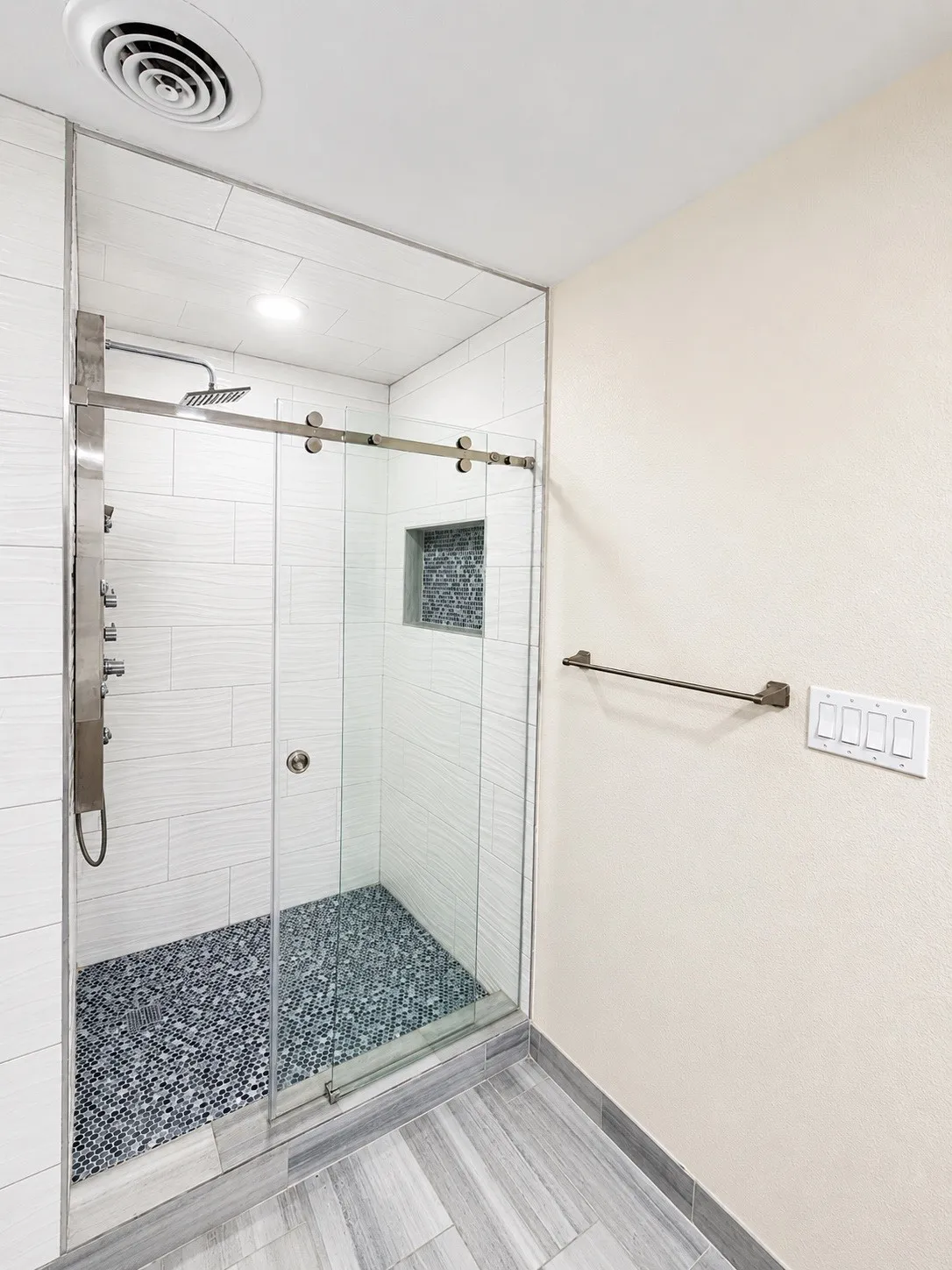 Single Family Residence For Sale in Tarrant County , 4633 Diaz Avenue, Fort Worth, Texas 76107, 2 Bedroom, 2 Bathroom, 1 Garage spaces, 1,387 Sqft, built in 1956, mls#21376943, Real Estate Agent in Fort Worth, Homes For Sale in Tarrant county, Homes For Sale in Fort Worth, Realtor in Fort Worth Texas, Real Estate Brokerage Independent Realty Texas, Luminita Cordes Realtor