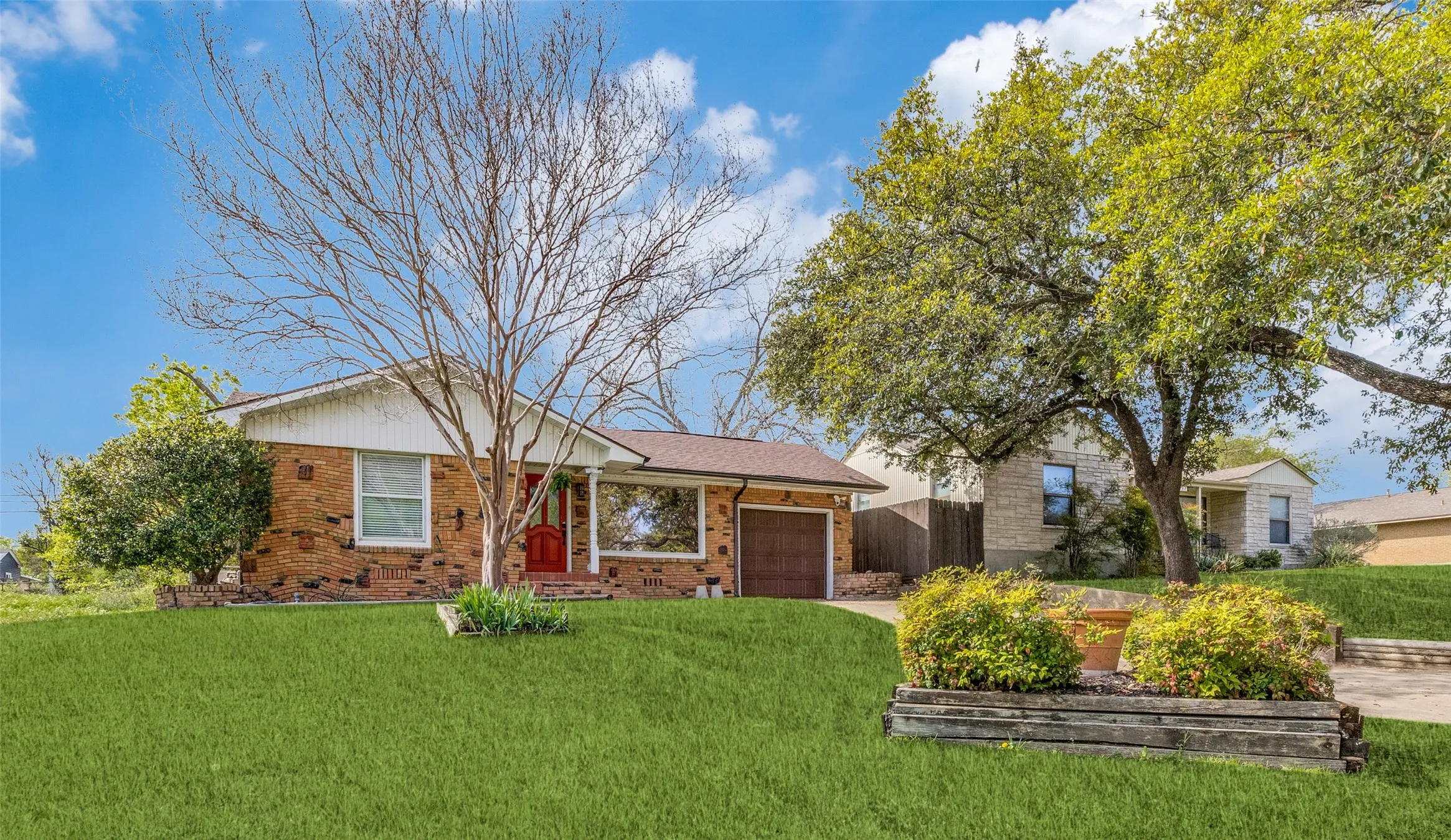Single Family Residence For Sale in Tarrant County , 4633 Diaz Avenue, Fort Worth, Texas 76107, 2 Bedroom, 2 Bathroom, 1 Garage spaces, 1,387 Sqft, built in 1956, mls#21376943, Real Estate Agent in Fort Worth, Homes For Sale in Tarrant county, Homes For Sale in Fort Worth, Realtor in Fort Worth Texas, Real Estate Brokerage Independent Realty Texas, Luminita Cordes Realtor