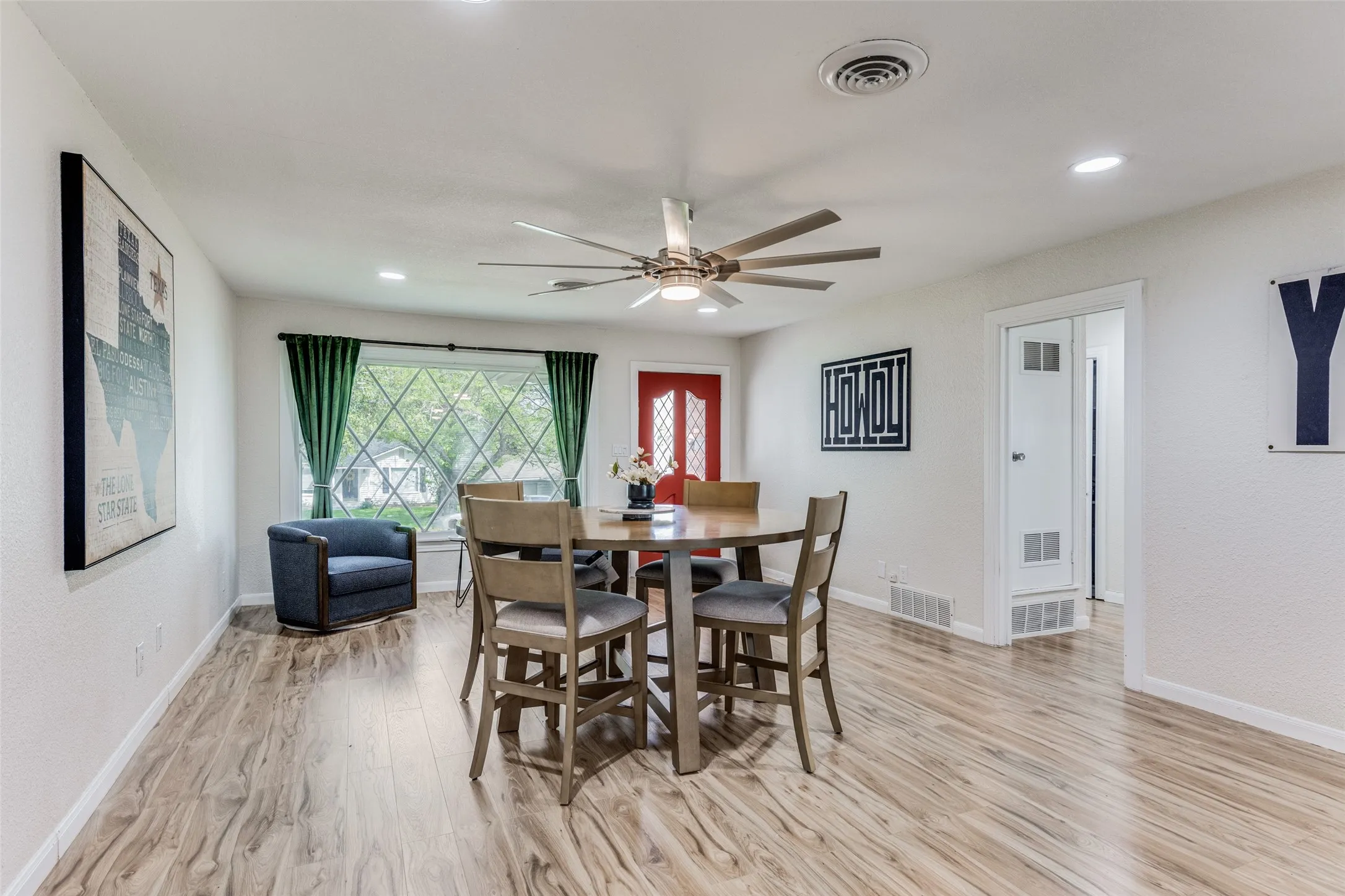 Single Family Residence For Sale in Tarrant County , 4633 Diaz Avenue, Fort Worth, Texas 76107, 2 Bedroom, 2 Bathroom, 1 Garage spaces, 1,387 Sqft, built in 1956, mls#21376943, Real Estate Agent in Fort Worth, Homes For Sale in Tarrant county, Homes For Sale in Fort Worth, Realtor in Fort Worth Texas, Real Estate Brokerage Independent Realty Texas, Luminita Cordes Realtor