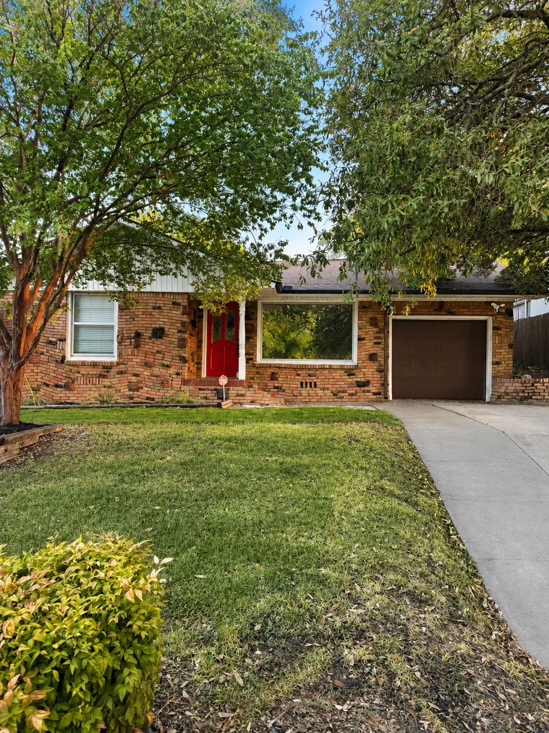 Single Family Residence For Sale in Tarrant County , 4633 Diaz Avenue, Fort Worth, Texas 76107, 2 Bedroom, 2 Bathroom, 1 Garage spaces, 1,387 Sqft, built in 1956, mls#21376943, Real Estate Agent in Fort Worth, Homes For Sale in Tarrant county, Homes For Sale in Fort Worth, Realtor in Fort Worth Texas, Real Estate Brokerage Independent Realty Texas, Luminita Cordes Realtor