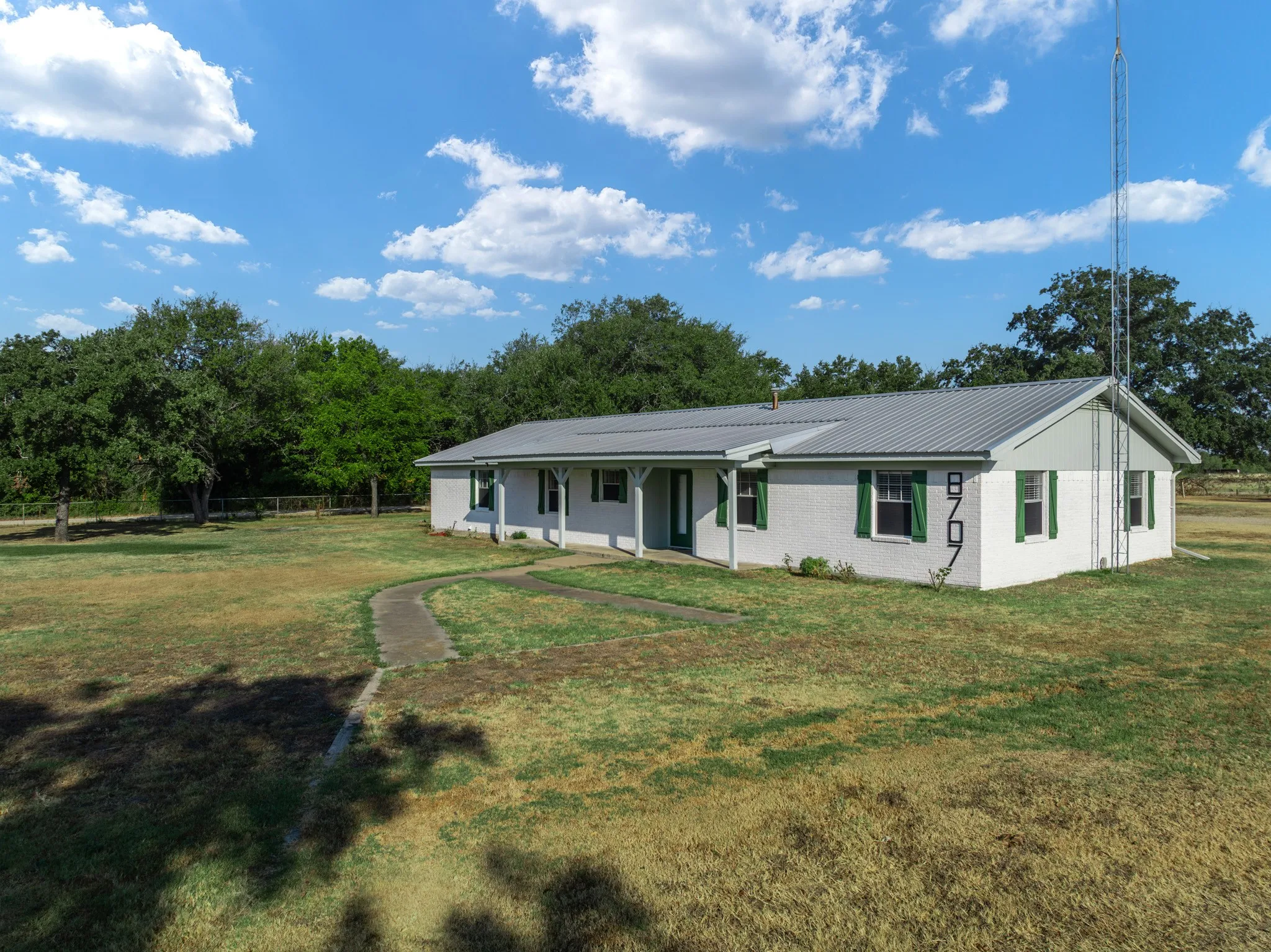 Single Family Residence For Sale in Mc Lennan County , 8707 E Highway 6, Riesel, Texas 76682, 4 Bedroom, 2 Bathroom, Garage spaces, 2,030 Sqft, built in 1977, mls#21377027, Real Estate Agent in Riesel, Homes For Sale in Mc Lennan county, Homes For Sale in Riesel, Realtor in Riesel Texas, Real Estate Brokerage Independent Realty Texas, Luminita Cordes Realtor