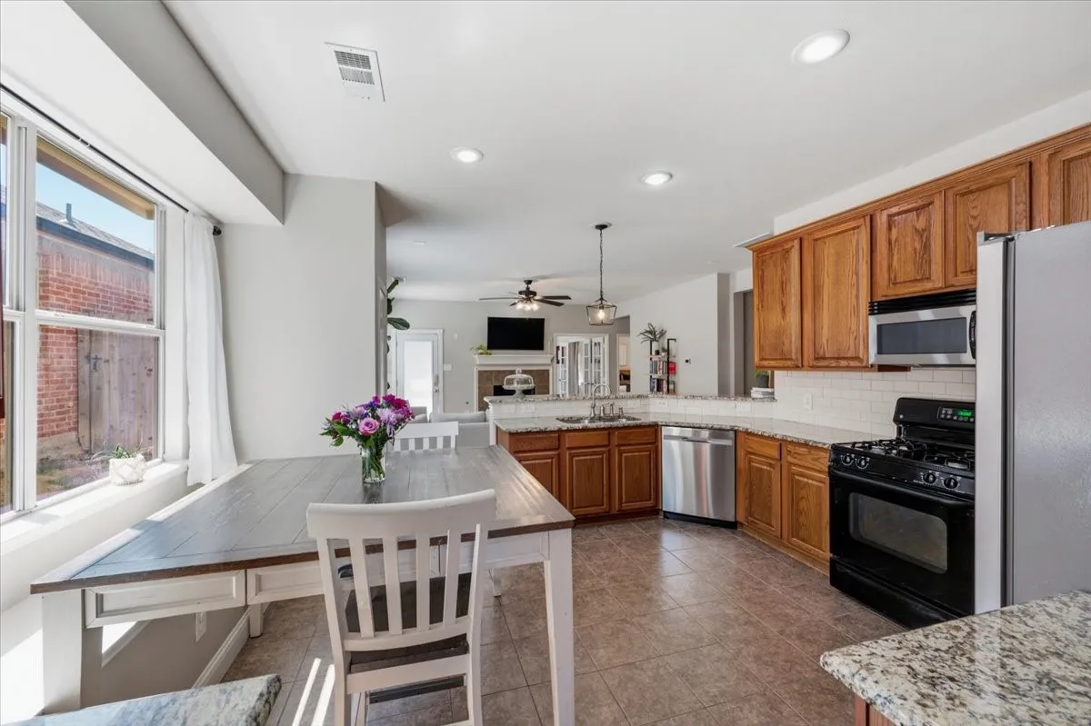 Single Family Residence For Sale in Tarrant County , 10437 Bradshaw Drive, Fort Worth, Texas 76108, 3 Bedroom, 2 Bathroom, 2 Garage spaces, 1,930 Sqft, built in 2006, mls#21376758, Real Estate Agent in Fort Worth, Homes For Sale in Tarrant county, Homes For Sale in Fort Worth, Realtor in Fort Worth Texas, Real Estate Brokerage Independent Realty Texas, Luminita Cordes Realtor