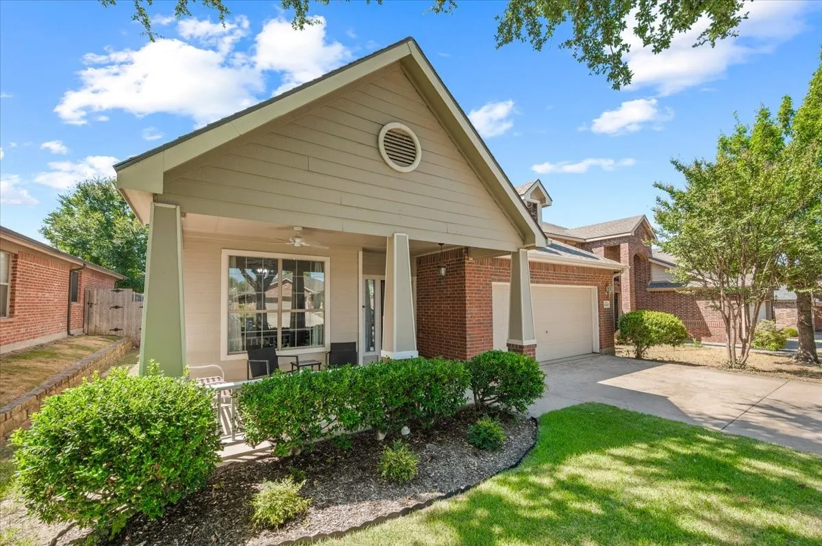 Single Family Residence For Sale in Tarrant County , 10437 Bradshaw Drive, Fort Worth, Texas 76108, 3 Bedroom, 2 Bathroom, 2 Garage spaces, 1,930 Sqft, built in 2006, mls#21376758, Real Estate Agent in Fort Worth, Homes For Sale in Tarrant county, Homes For Sale in Fort Worth, Realtor in Fort Worth Texas, Real Estate Brokerage Independent Realty Texas, Luminita Cordes Realtor