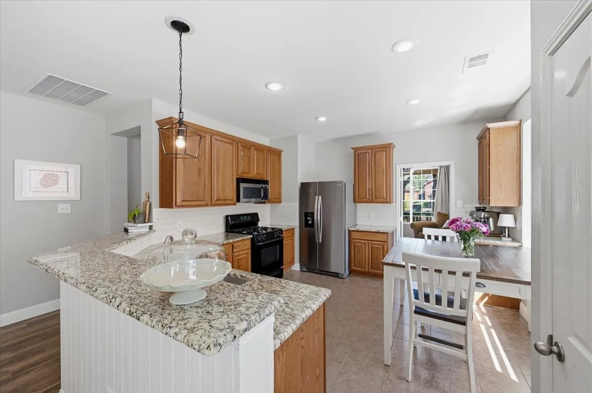 Single Family Residence For Sale in Tarrant County , 10437 Bradshaw Drive, Fort Worth, Texas 76108, 3 Bedroom, 2 Bathroom, 2 Garage spaces, 1,930 Sqft, built in 2006, mls#21376758, Real Estate Agent in Fort Worth, Homes For Sale in Tarrant county, Homes For Sale in Fort Worth, Realtor in Fort Worth Texas, Real Estate Brokerage Independent Realty Texas, Luminita Cordes Realtor