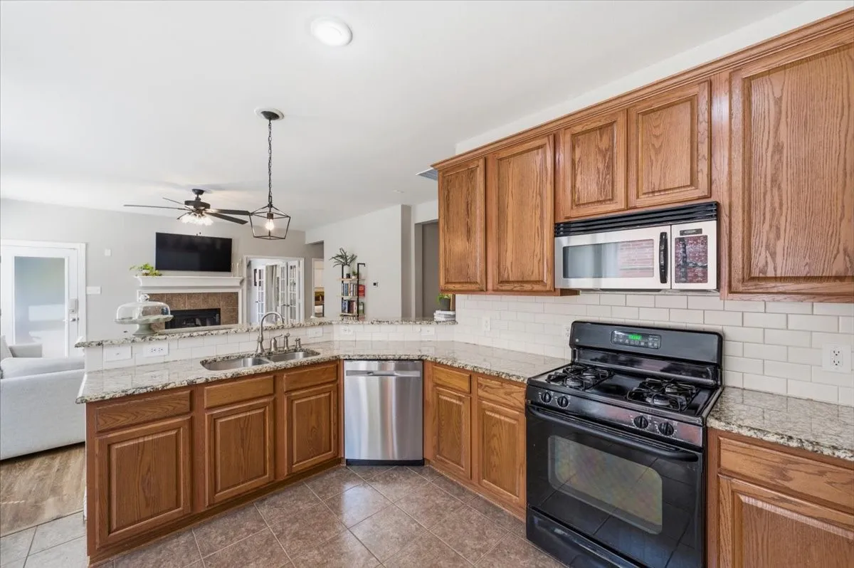 Single Family Residence For Sale in Tarrant County , 10437 Bradshaw Drive, Fort Worth, Texas 76108, 3 Bedroom, 2 Bathroom, 2 Garage spaces, 1,930 Sqft, built in 2006, mls#21376758, Real Estate Agent in Fort Worth, Homes For Sale in Tarrant county, Homes For Sale in Fort Worth, Realtor in Fort Worth Texas, Real Estate Brokerage Independent Realty Texas, Luminita Cordes Realtor