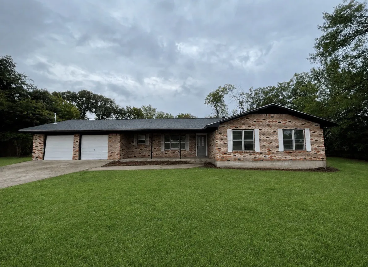 Single Family Residence For Sale in Mc Lennan County , 107 Dyck, Riesel, Texas 76682, 3 Bedroom, 3 Bathroom, 2 Garage spaces, 1,717 Sqft, built in 1965, mls#21378229, Real Estate Agent in Riesel, Homes For Sale in Mc Lennan county, Homes For Sale in Riesel, Realtor in Riesel Texas, Real Estate Brokerage Independent Realty Texas, Luminita Cordes Realtor