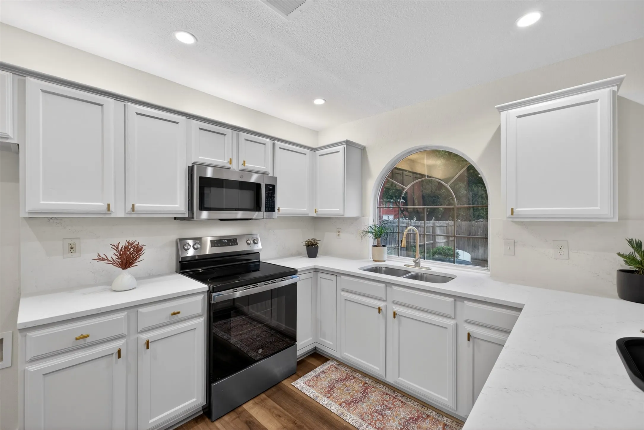 Single Family Residence For Sale in Tarrant County , 5512 Turtle River Court, Fort Worth, Texas 76137, 4 Bedroom, 3 Bathroom, 2 Garage spaces, 2,336 Sqft, built in 1989, mls#21378230, Real Estate Agent in Fort Worth, Homes For Sale in Tarrant county, Homes For Sale in Fort Worth, Realtor in Fort Worth Texas, Real Estate Brokerage Independent Realty Texas, Luminita Cordes Realtor