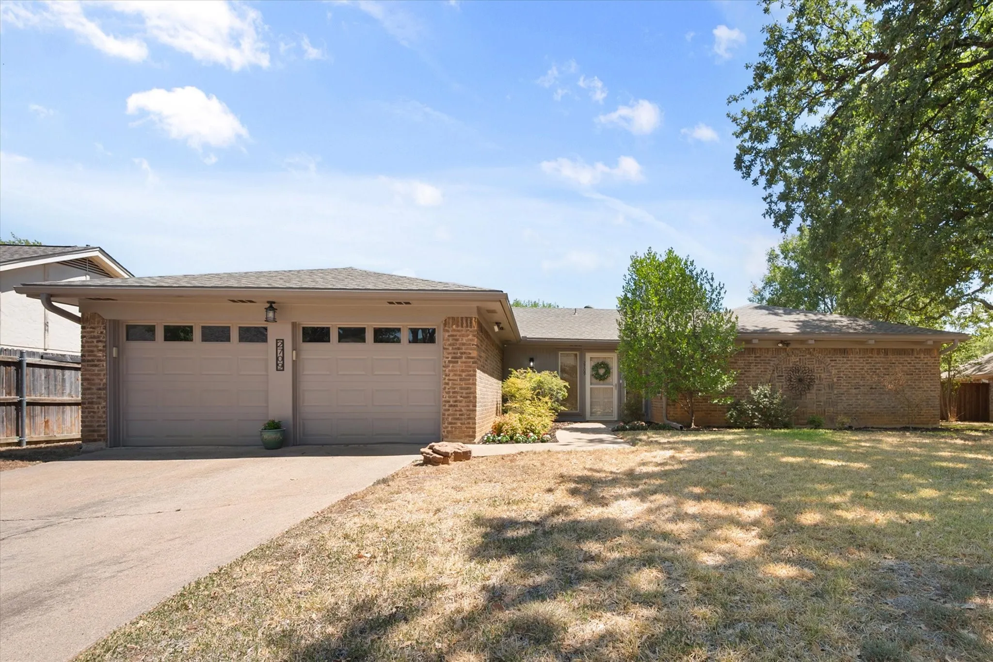 Single Family Residence For Sale in Tarrant County , 2709 Burnwood Court, Arlington, Texas 76016, 4 Bedroom, 2 Bathroom, 2 Garage spaces, 1,933 Sqft, built in 1976, mls#21375845, Real Estate Agent in Arlington, Homes For Sale in Tarrant county, Homes For Sale in Arlington, Realtor in Arlington Texas, Real Estate Brokerage Independent Realty Texas, Luminita Cordes Realtor