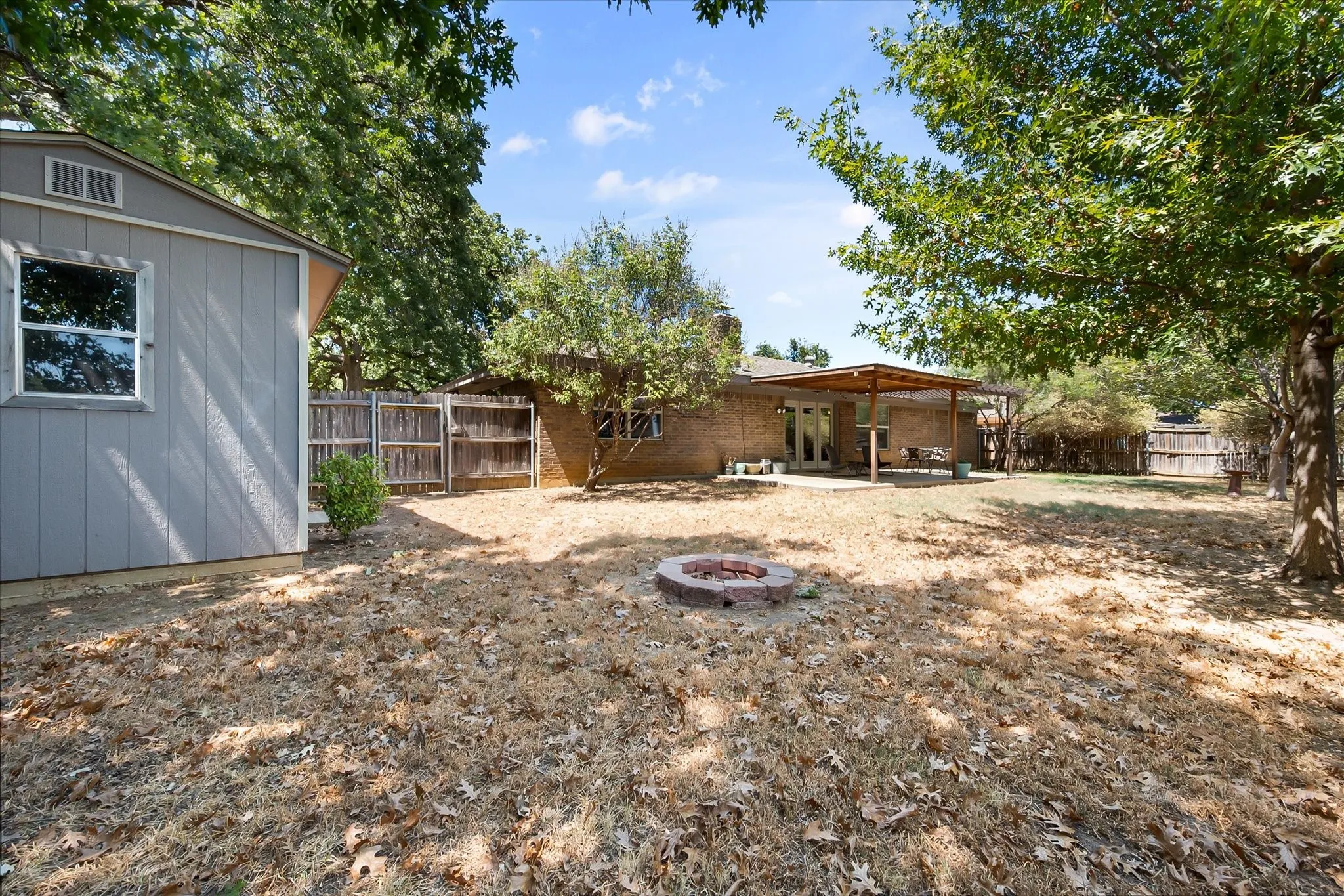 Single Family Residence For Sale in Tarrant County , 2709 Burnwood Court, Arlington, Texas 76016, 4 Bedroom, 2 Bathroom, 2 Garage spaces, 1,933 Sqft, built in 1976, mls#21375845, Real Estate Agent in Arlington, Homes For Sale in Tarrant county, Homes For Sale in Arlington, Realtor in Arlington Texas, Real Estate Brokerage Independent Realty Texas, Luminita Cordes Realtor