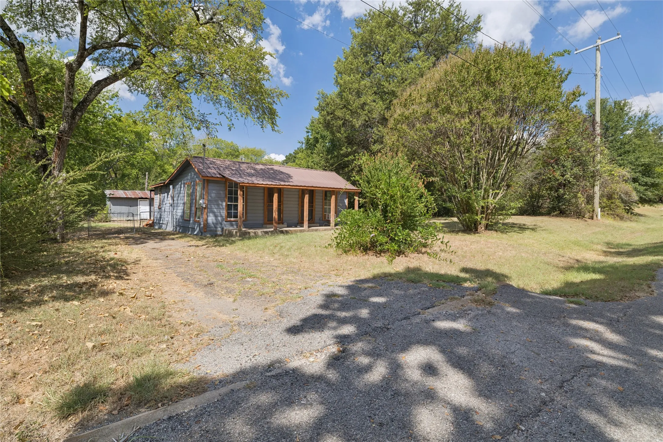 Single Family Residence For Sale in Henderson County , 406 S Carter Road, Malakoff, Texas 75148, 1 Bedroom, 1 Bathroom, Garage spaces, 749 Sqft, built in 1951, mls#21377747, Real Estate Agent in Malakoff, Homes For Sale in Henderson county, Homes For Sale in Malakoff, Realtor in Malakoff Texas, Real Estate Brokerage Independent Realty Texas, Luminita Cordes Realtor
