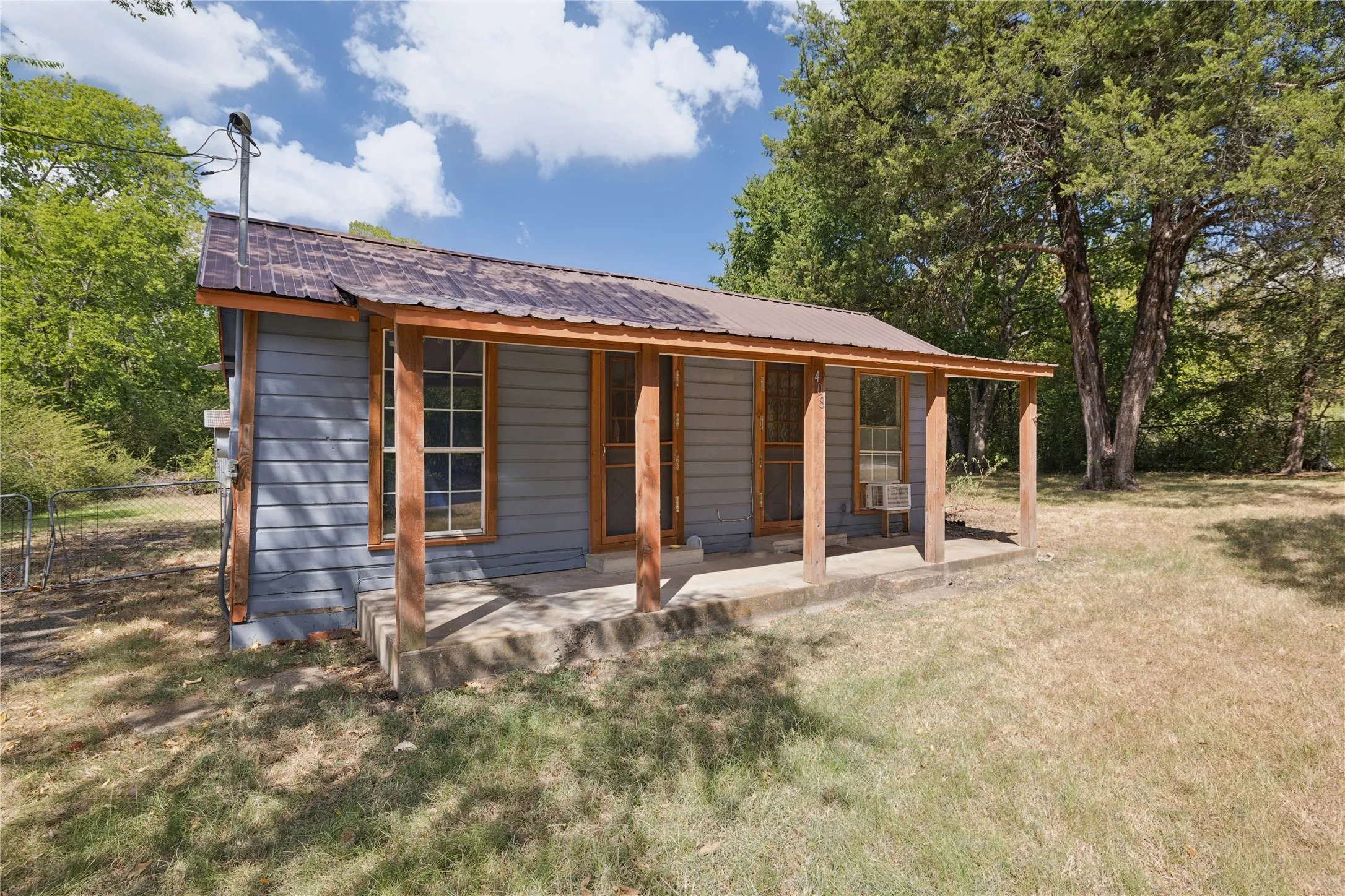 Single Family Residence For Sale in Henderson County , 406 S Carter Road, Malakoff, Texas 75148, 1 Bedroom, 1 Bathroom, Garage spaces, 749 Sqft, built in 1951, mls#21377747, Real Estate Agent in Malakoff, Homes For Sale in Henderson county, Homes For Sale in Malakoff, Realtor in Malakoff Texas, Real Estate Brokerage Independent Realty Texas, Luminita Cordes Realtor