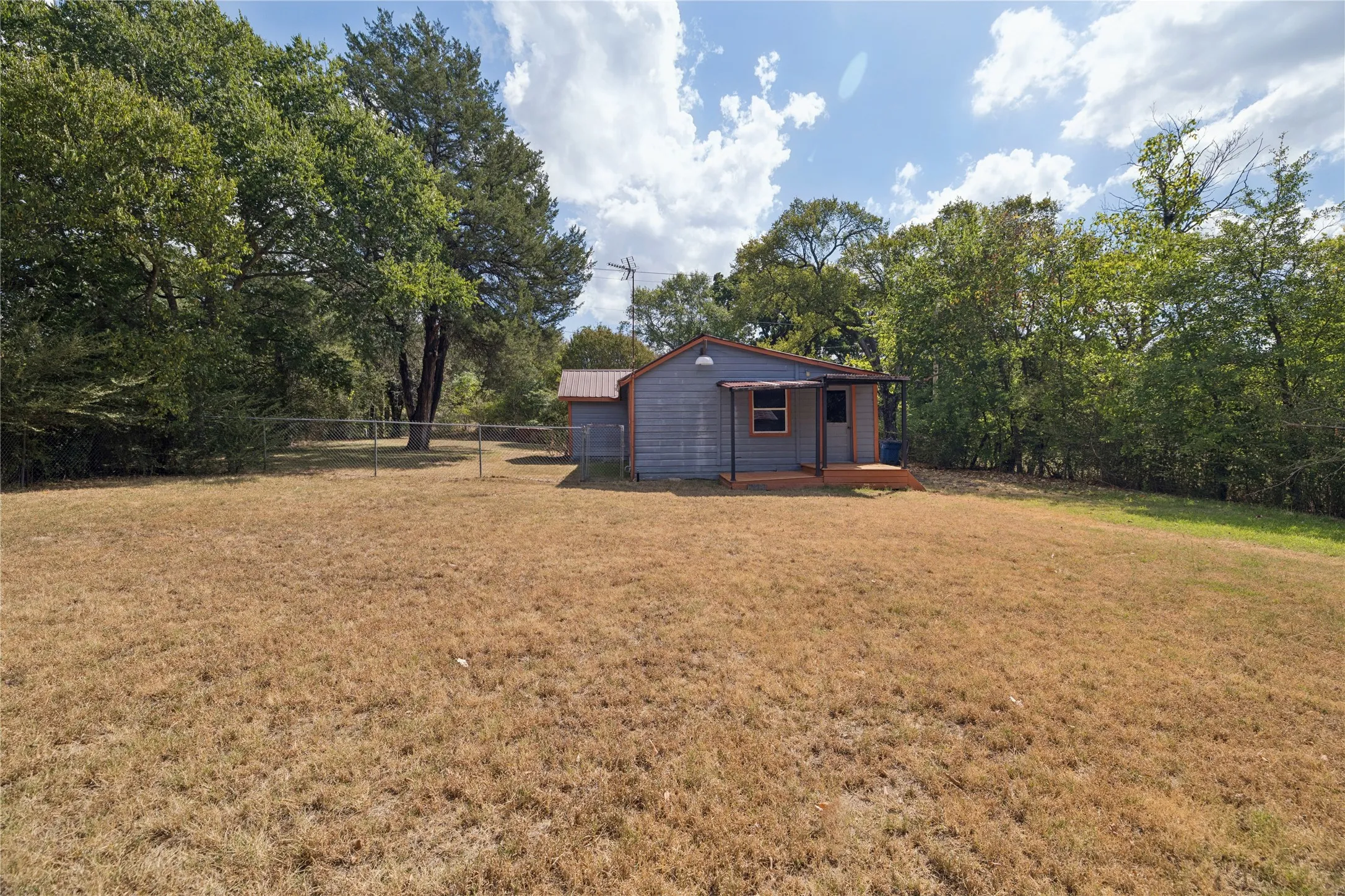 Single Family Residence For Sale in Henderson County , 406 S Carter Road, Malakoff, Texas 75148, 1 Bedroom, 1 Bathroom, Garage spaces, 749 Sqft, built in 1951, mls#21377747, Real Estate Agent in Malakoff, Homes For Sale in Henderson county, Homes For Sale in Malakoff, Realtor in Malakoff Texas, Real Estate Brokerage Independent Realty Texas, Luminita Cordes Realtor