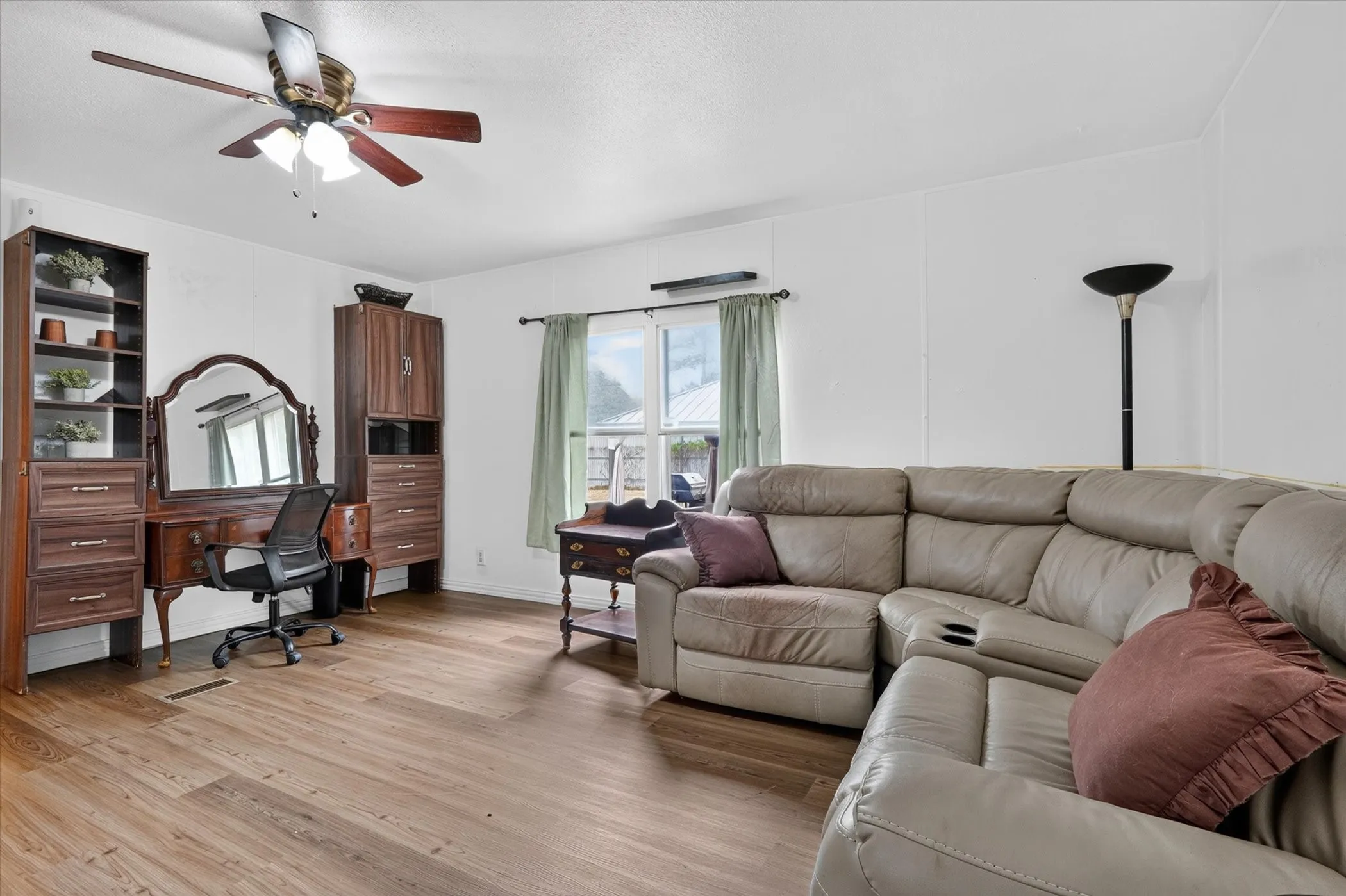 Mobile Home For Sale in Tarrant County , 2032 Dorothy Drive, Burleson, Texas 76028, 3 Bedroom, 2 Bathroom, Garage spaces, 1,568 Sqft, built in 2007, mls#21357895, Real Estate Agent in Burleson, Homes For Sale in Tarrant county, Homes For Sale in Burleson, Realtor in Burleson Texas, Real Estate Brokerage Independent Realty Texas, Luminita Cordes Realtor