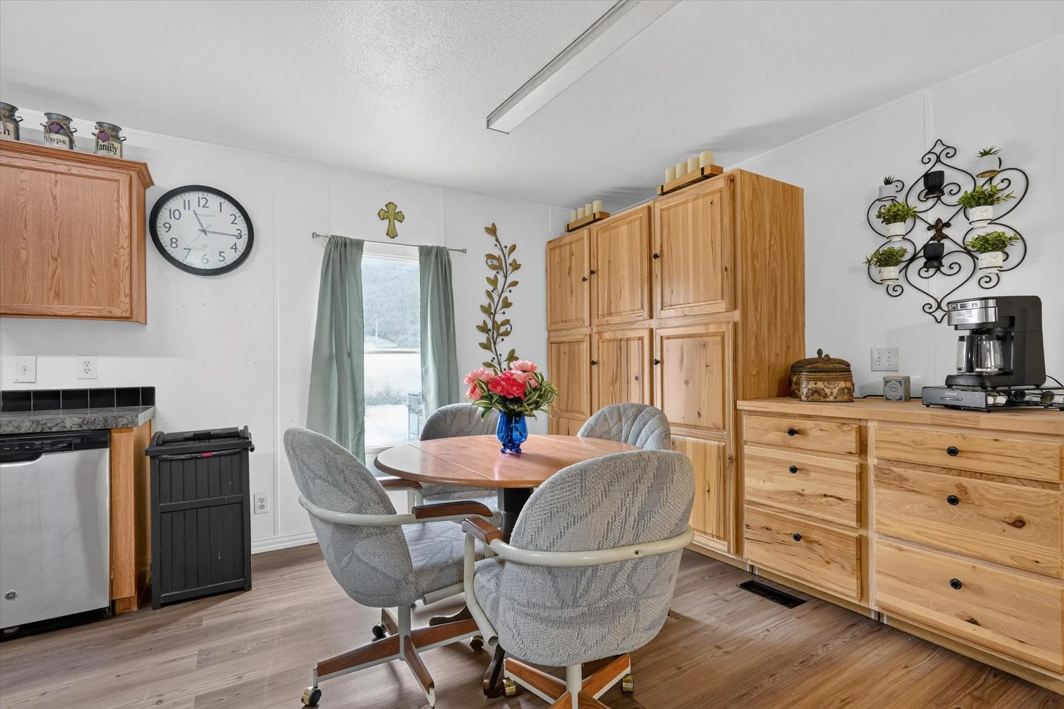 Mobile Home For Sale in Tarrant County , 2032 Dorothy Drive, Burleson, Texas 76028, 3 Bedroom, 2 Bathroom, Garage spaces, 1,568 Sqft, built in 2007, mls#21357895, Real Estate Agent in Burleson, Homes For Sale in Tarrant county, Homes For Sale in Burleson, Realtor in Burleson Texas, Real Estate Brokerage Independent Realty Texas, Luminita Cordes Realtor