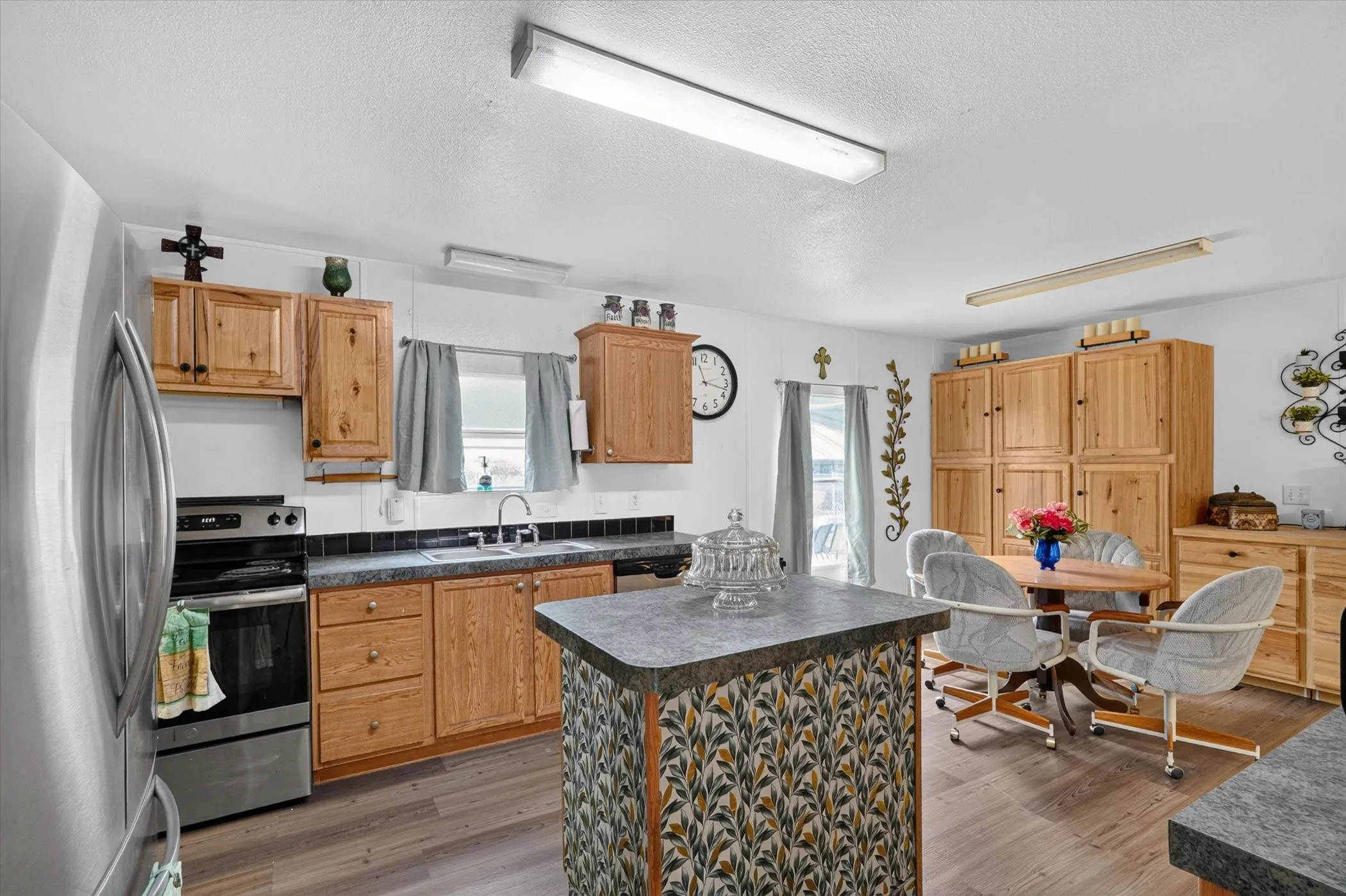 Mobile Home For Sale in Tarrant County , 2032 Dorothy Drive, Burleson, Texas 76028, 3 Bedroom, 2 Bathroom, Garage spaces, 1,568 Sqft, built in 2007, mls#21357895, Real Estate Agent in Burleson, Homes For Sale in Tarrant county, Homes For Sale in Burleson, Realtor in Burleson Texas, Real Estate Brokerage Independent Realty Texas, Luminita Cordes Realtor