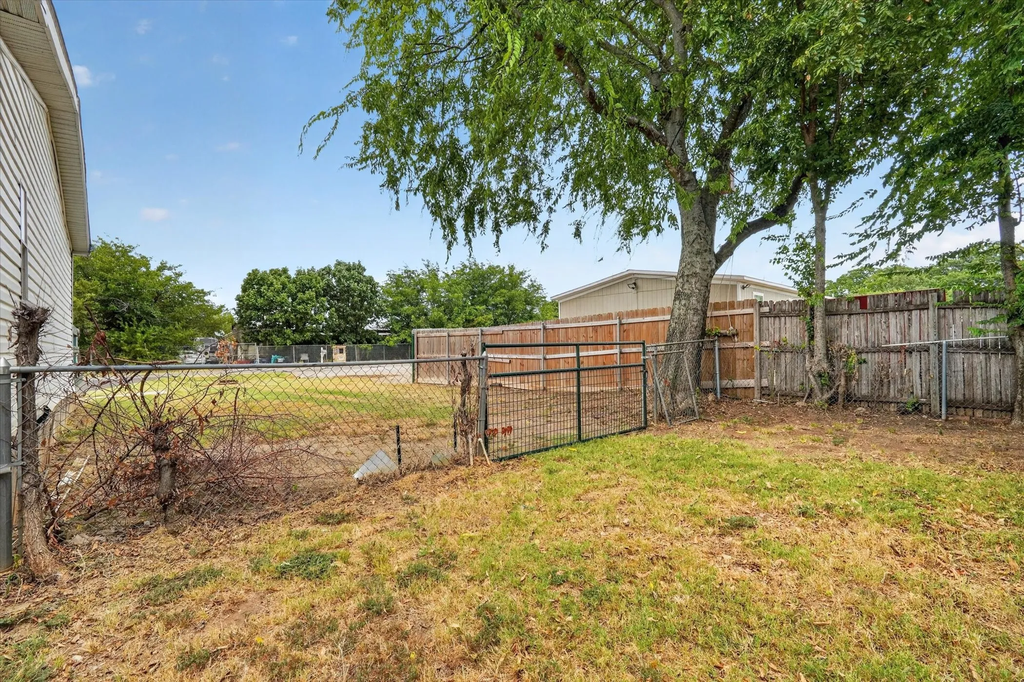 Mobile Home For Sale in Tarrant County , 2032 Dorothy Drive, Burleson, Texas 76028, 3 Bedroom, 2 Bathroom, Garage spaces, 1,568 Sqft, built in 2007, mls#21357895, Real Estate Agent in Burleson, Homes For Sale in Tarrant county, Homes For Sale in Burleson, Realtor in Burleson Texas, Real Estate Brokerage Independent Realty Texas, Luminita Cordes Realtor