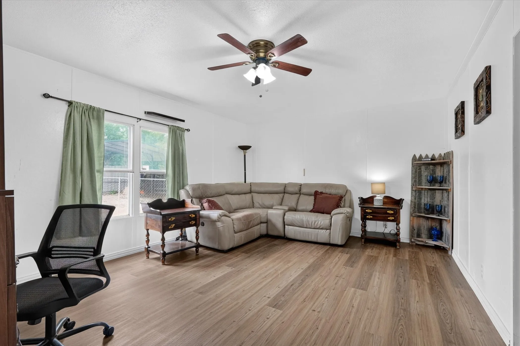 Mobile Home For Sale in Tarrant County , 2032 Dorothy Drive, Burleson, Texas 76028, 3 Bedroom, 2 Bathroom, Garage spaces, 1,568 Sqft, built in 2007, mls#21357895, Real Estate Agent in Burleson, Homes For Sale in Tarrant county, Homes For Sale in Burleson, Realtor in Burleson Texas, Real Estate Brokerage Independent Realty Texas, Luminita Cordes Realtor