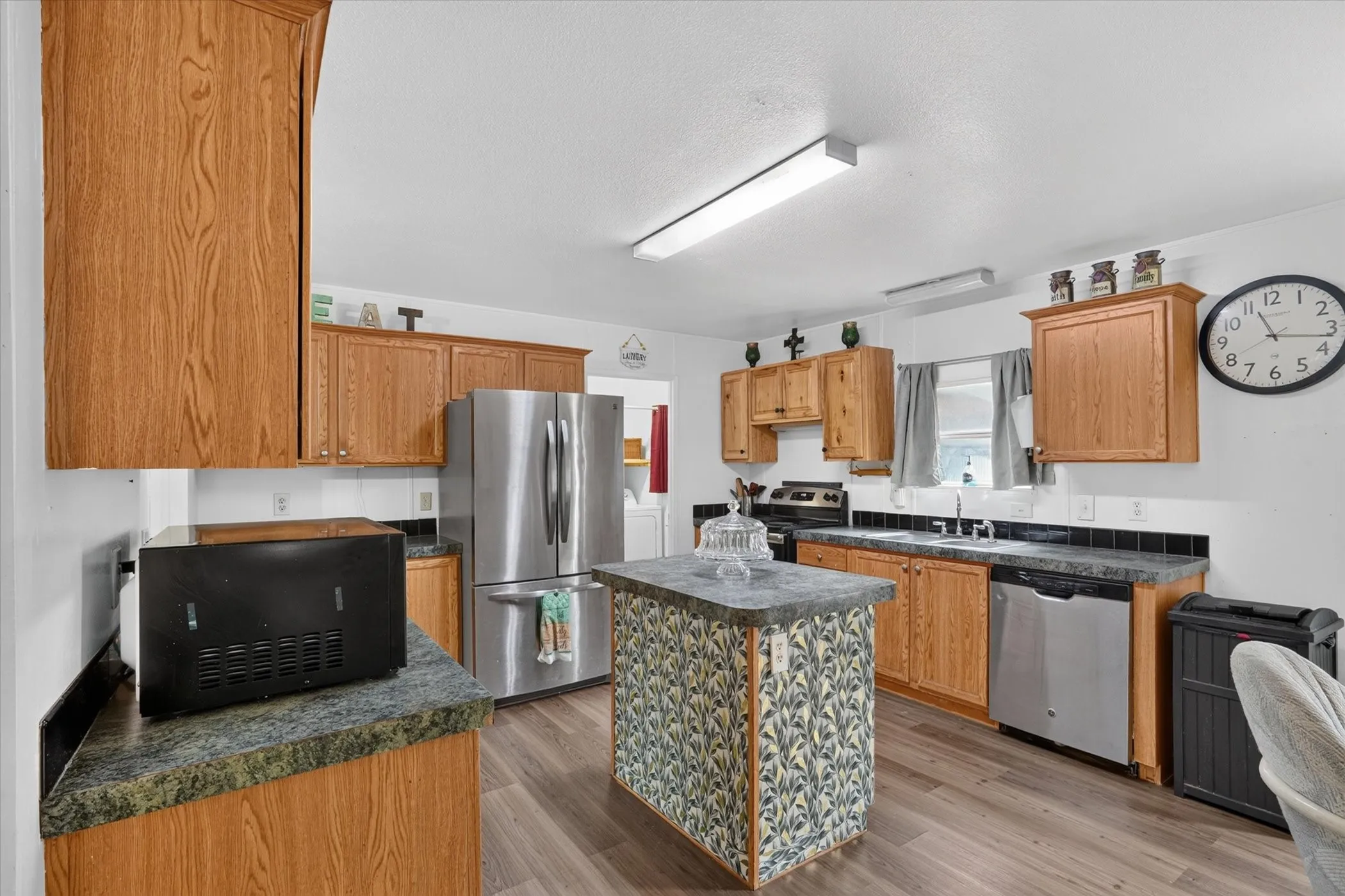 Mobile Home For Sale in Tarrant County , 2032 Dorothy Drive, Burleson, Texas 76028, 3 Bedroom, 2 Bathroom, Garage spaces, 1,568 Sqft, built in 2007, mls#21357895, Real Estate Agent in Burleson, Homes For Sale in Tarrant county, Homes For Sale in Burleson, Realtor in Burleson Texas, Real Estate Brokerage Independent Realty Texas, Luminita Cordes Realtor