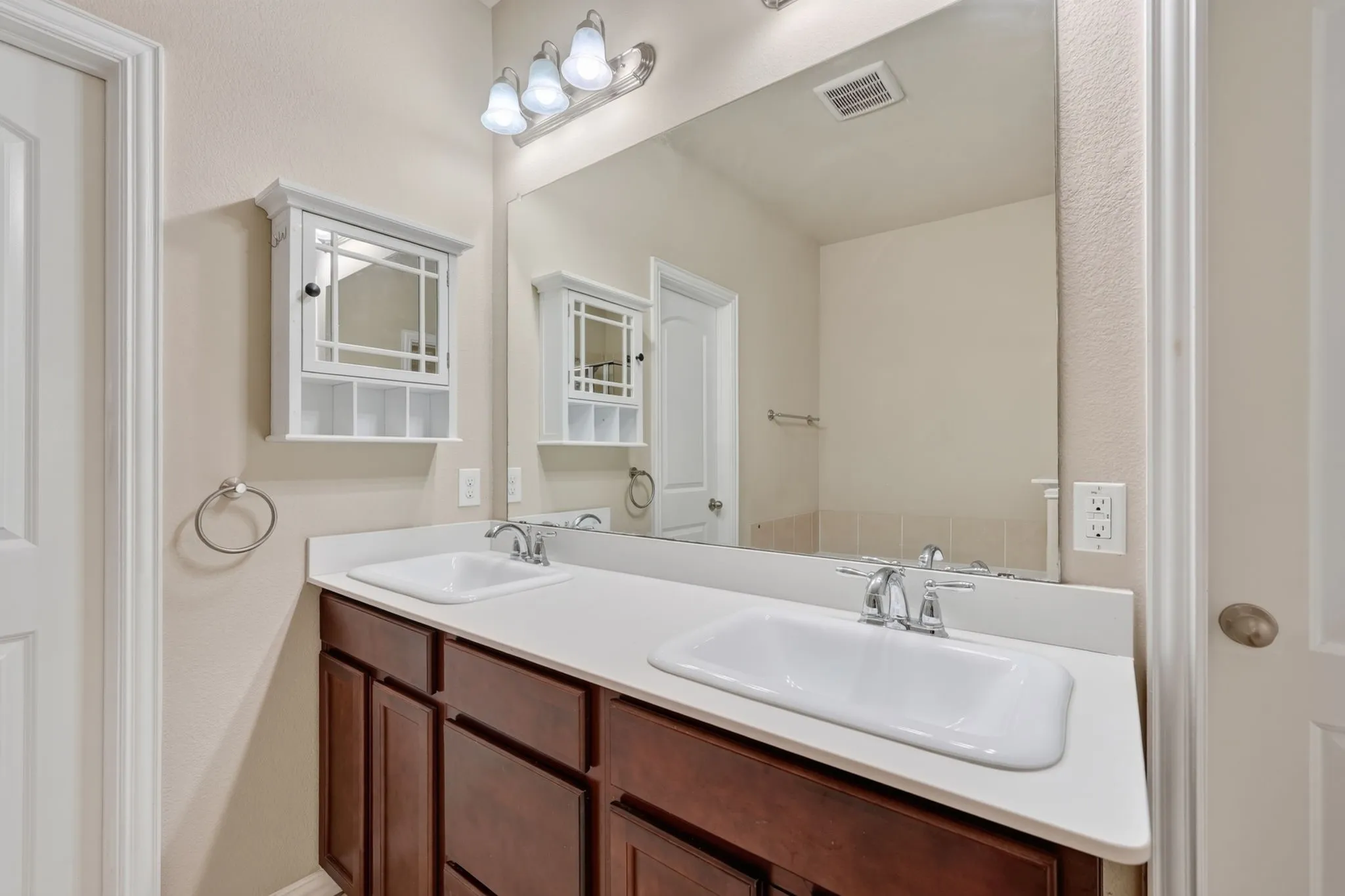 Single Family Residence For Sale in Denton County , 725 Bird Creek Drive, Little Elm, Texas 75068, 3 Bedroom, 2 Bathroom, 2 Garage spaces, 2,025 Sqft, built in 2017, mls#21378232, Real Estate Agent in Little Elm, Homes For Sale in Denton county, Homes For Sale in Little Elm, Realtor in Little Elm Texas, Real Estate Brokerage Independent Realty Texas, Luminita Cordes Realtor