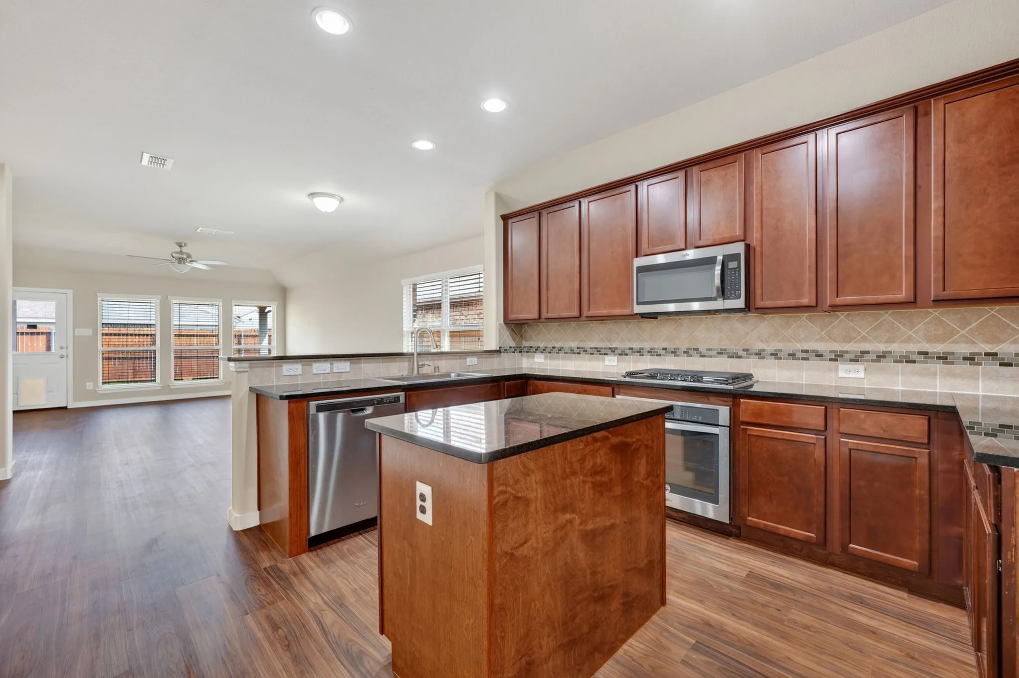 Single Family Residence For Sale in Denton County , 725 Bird Creek Drive, Little Elm, Texas 75068, 3 Bedroom, 2 Bathroom, 2 Garage spaces, 2,025 Sqft, built in 2017, mls#21378232, Real Estate Agent in Little Elm, Homes For Sale in Denton county, Homes For Sale in Little Elm, Realtor in Little Elm Texas, Real Estate Brokerage Independent Realty Texas, Luminita Cordes Realtor