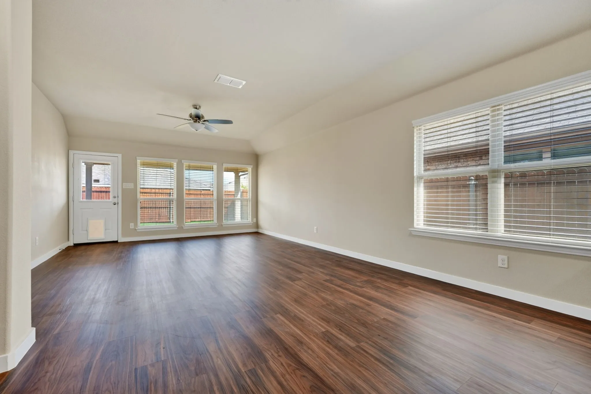 Single Family Residence For Sale in Denton County , 725 Bird Creek Drive, Little Elm, Texas 75068, 3 Bedroom, 2 Bathroom, 2 Garage spaces, 2,025 Sqft, built in 2017, mls#21378232, Real Estate Agent in Little Elm, Homes For Sale in Denton county, Homes For Sale in Little Elm, Realtor in Little Elm Texas, Real Estate Brokerage Independent Realty Texas, Luminita Cordes Realtor
