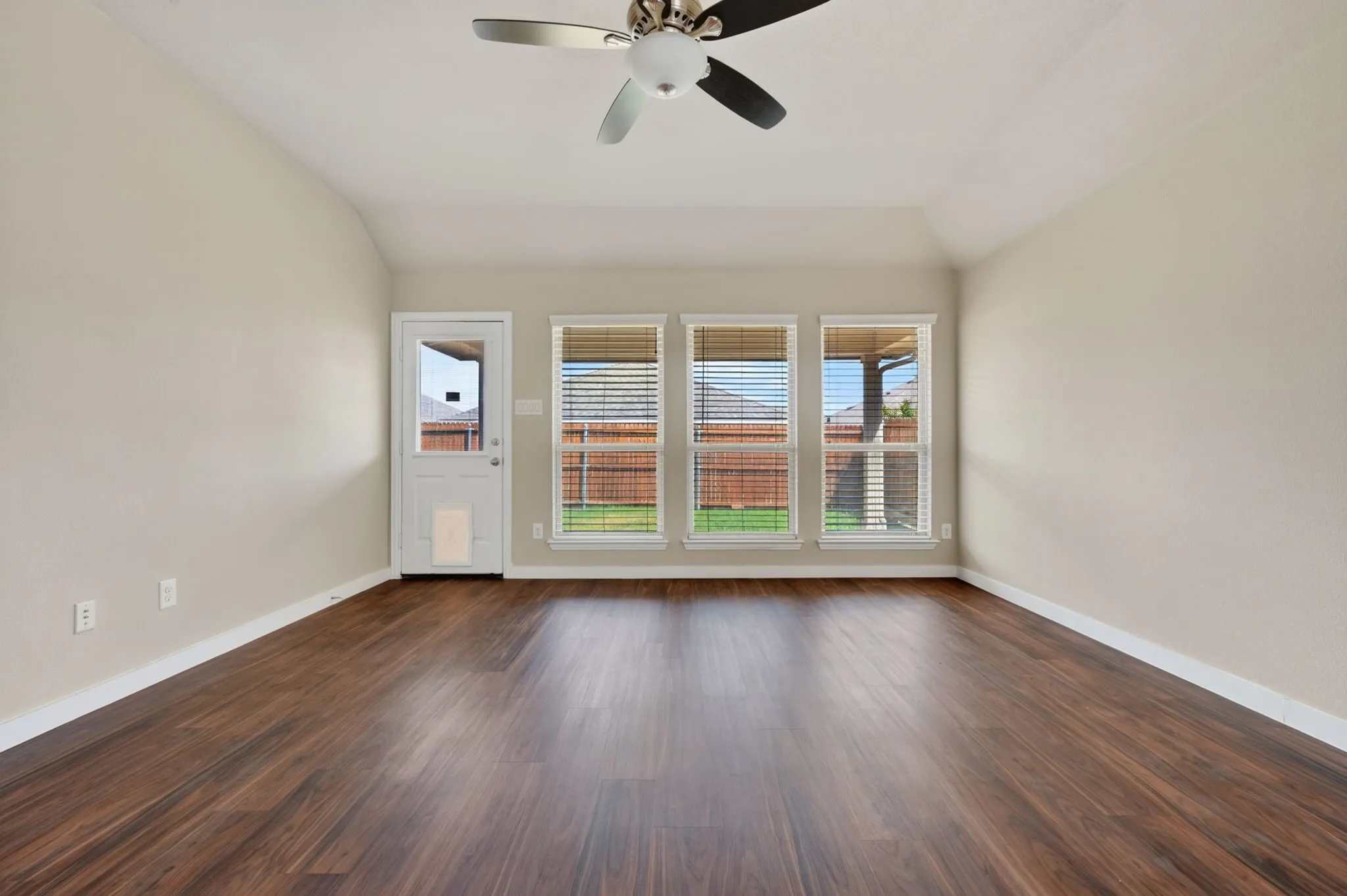 Single Family Residence For Sale in Denton County , 725 Bird Creek Drive, Little Elm, Texas 75068, 3 Bedroom, 2 Bathroom, 2 Garage spaces, 2,025 Sqft, built in 2017, mls#21378232, Real Estate Agent in Little Elm, Homes For Sale in Denton county, Homes For Sale in Little Elm, Realtor in Little Elm Texas, Real Estate Brokerage Independent Realty Texas, Luminita Cordes Realtor