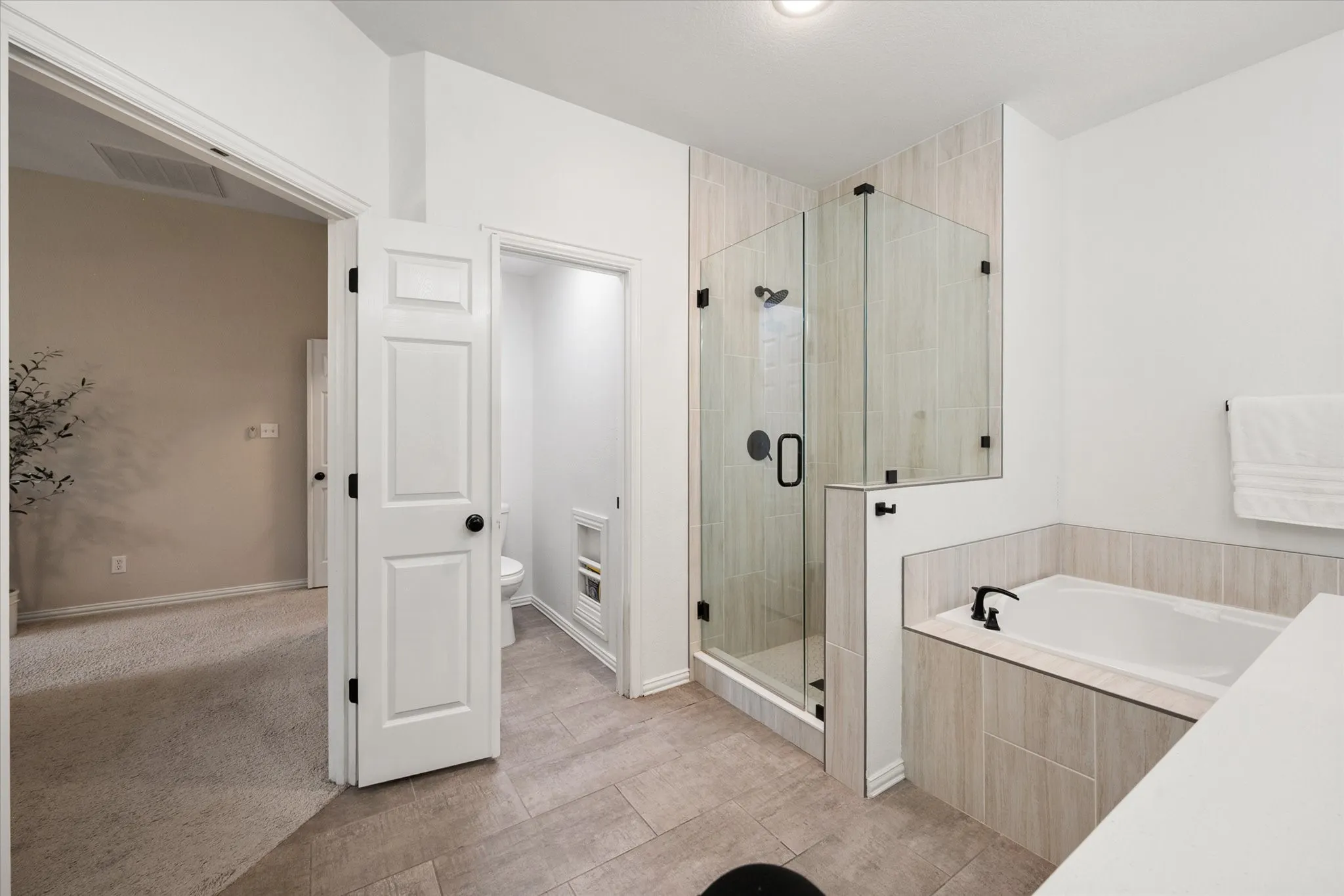Single Family Residence For Sale in Tarrant County , 2014 Marie Weldon Lane, Arlington, Texas 76001, 4 Bedroom, 4 Bathroom, 2 Garage spaces, 2,819 Sqft, built in 2001, mls#21378244, Real Estate Agent in Arlington, Homes For Sale in Tarrant county, Homes For Sale in Arlington, Realtor in Arlington Texas, Real Estate Brokerage Independent Realty Texas, Luminita Cordes Realtor