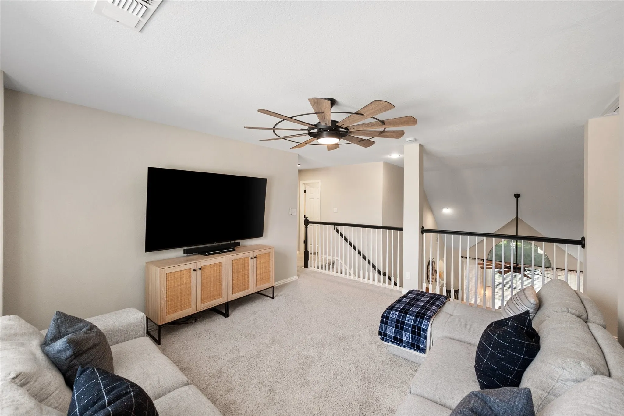 Single Family Residence For Sale in Tarrant County , 2014 Marie Weldon Lane, Arlington, Texas 76001, 4 Bedroom, 4 Bathroom, 2 Garage spaces, 2,819 Sqft, built in 2001, mls#21378244, Real Estate Agent in Arlington, Homes For Sale in Tarrant county, Homes For Sale in Arlington, Realtor in Arlington Texas, Real Estate Brokerage Independent Realty Texas, Luminita Cordes Realtor