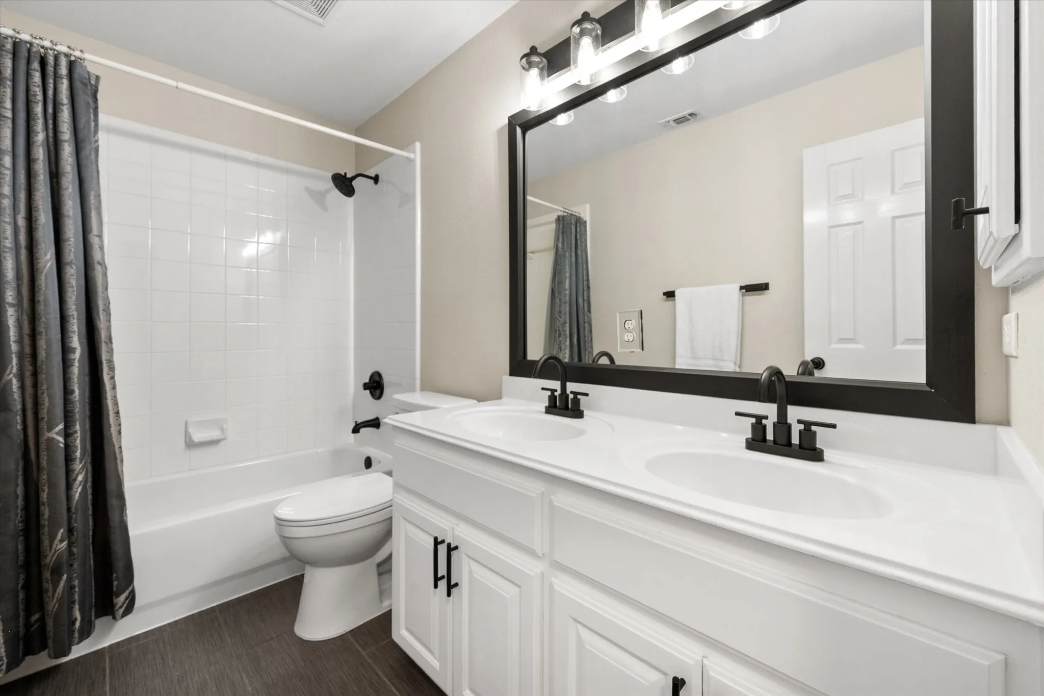 Single Family Residence For Sale in Tarrant County , 2014 Marie Weldon Lane, Arlington, Texas 76001, 4 Bedroom, 4 Bathroom, 2 Garage spaces, 2,819 Sqft, built in 2001, mls#21378244, Real Estate Agent in Arlington, Homes For Sale in Tarrant county, Homes For Sale in Arlington, Realtor in Arlington Texas, Real Estate Brokerage Independent Realty Texas, Luminita Cordes Realtor